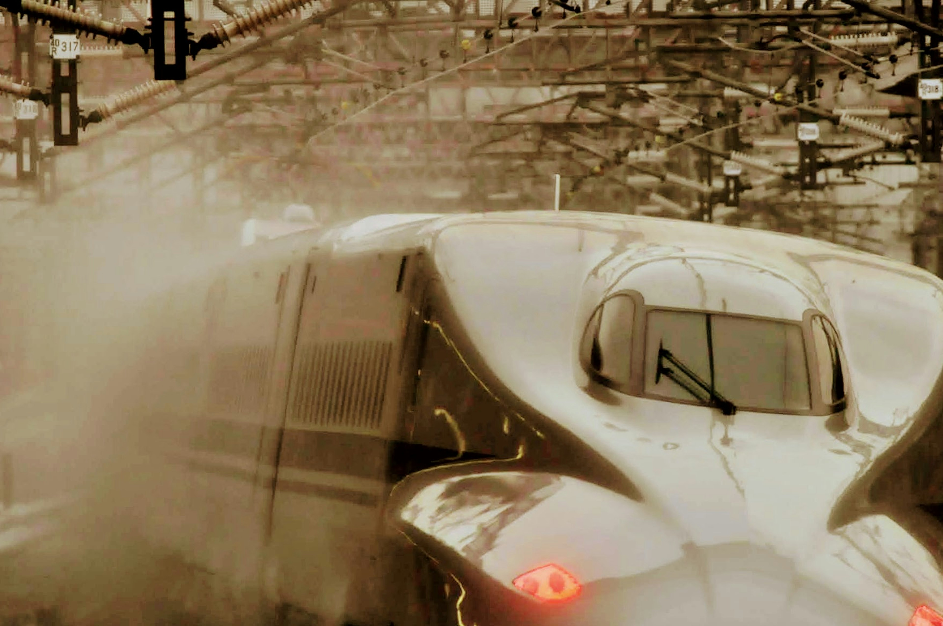 Shinkansen che accelera alla stazione con fumo e vista impressionante