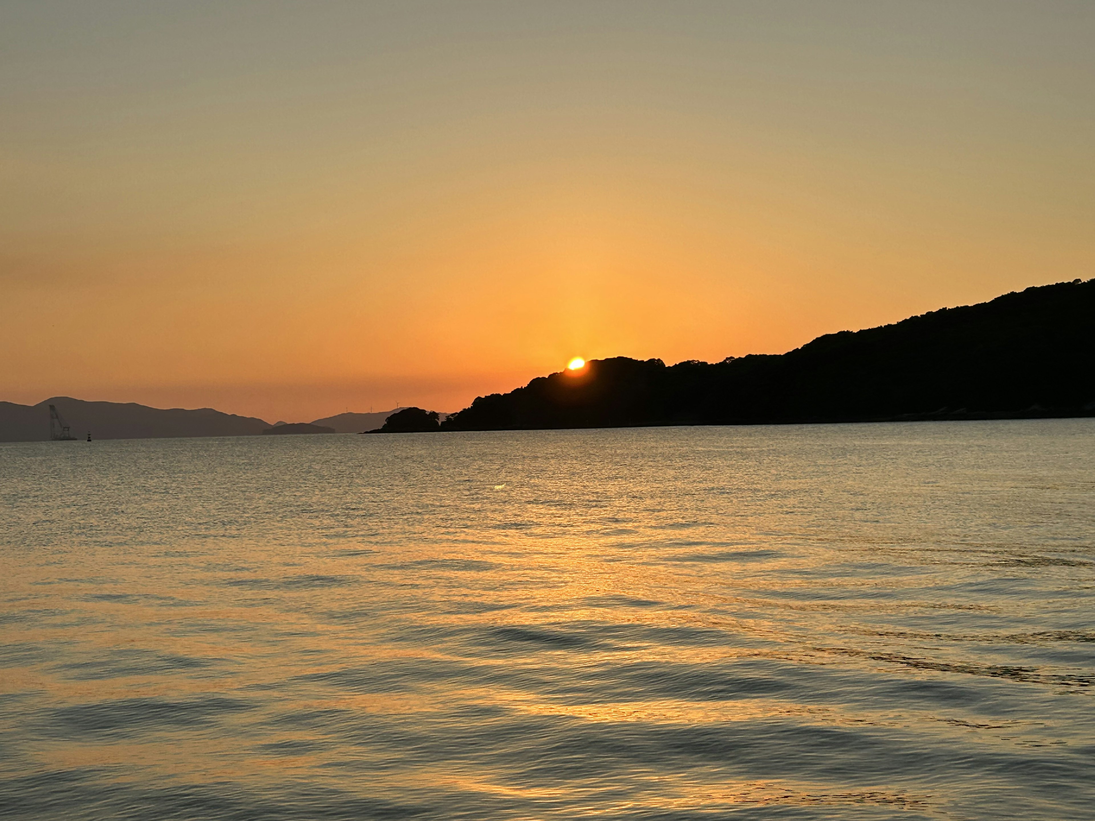 夕日が海に沈む美しい風景