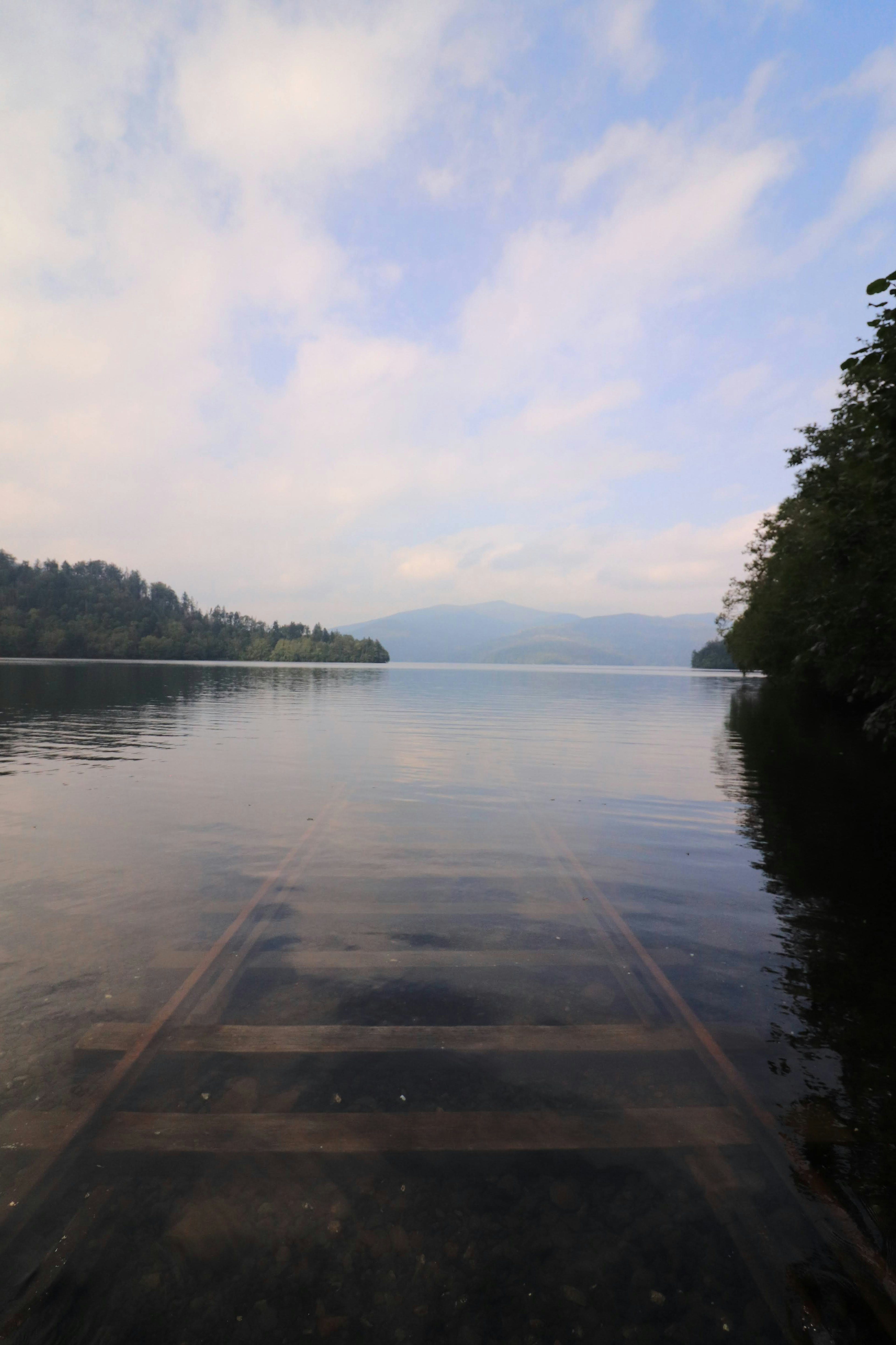 Vue sereine d'un lac avec des montagnes au loin