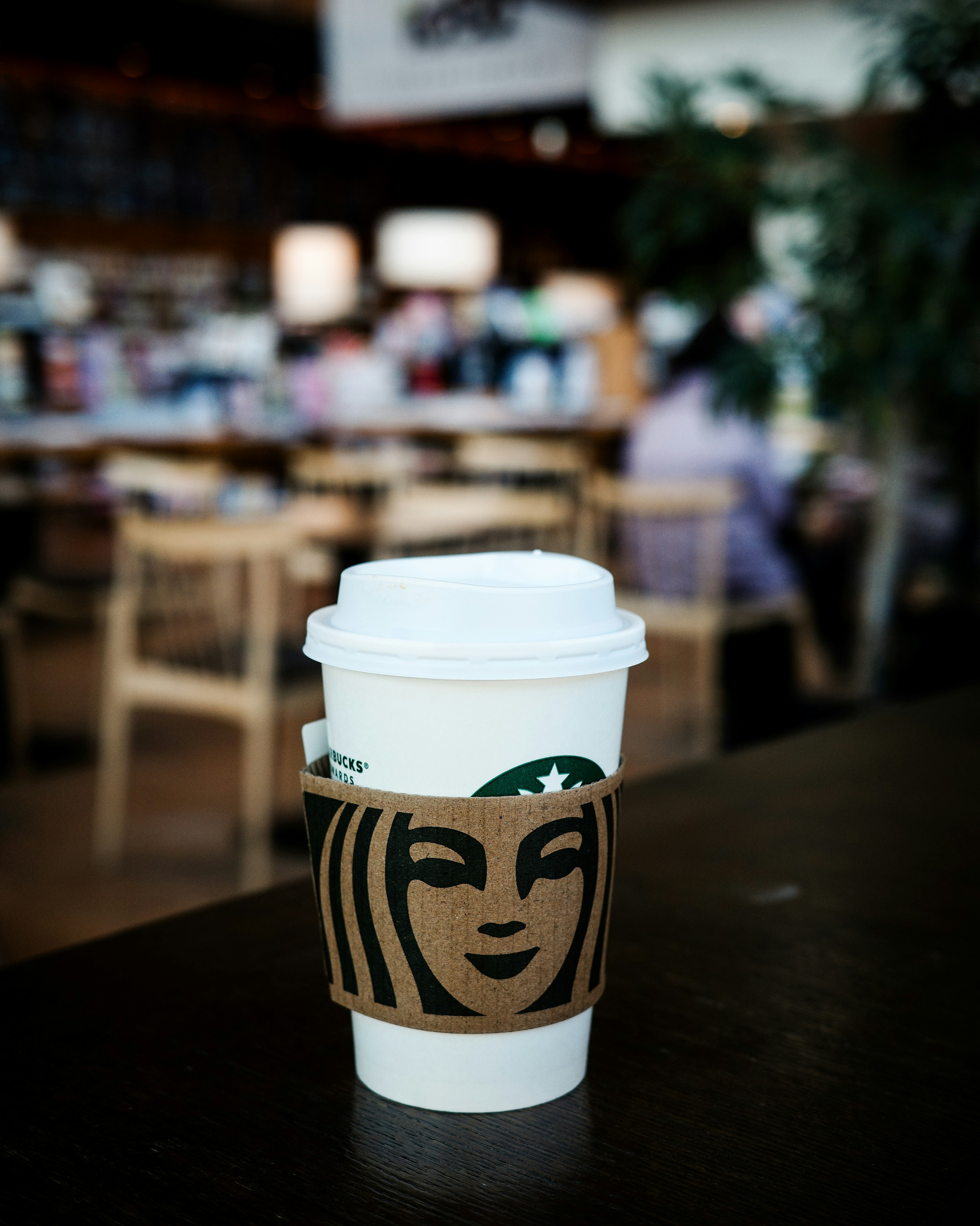 Starbucks-Kaffeetasse auf einem Tisch in einem Café