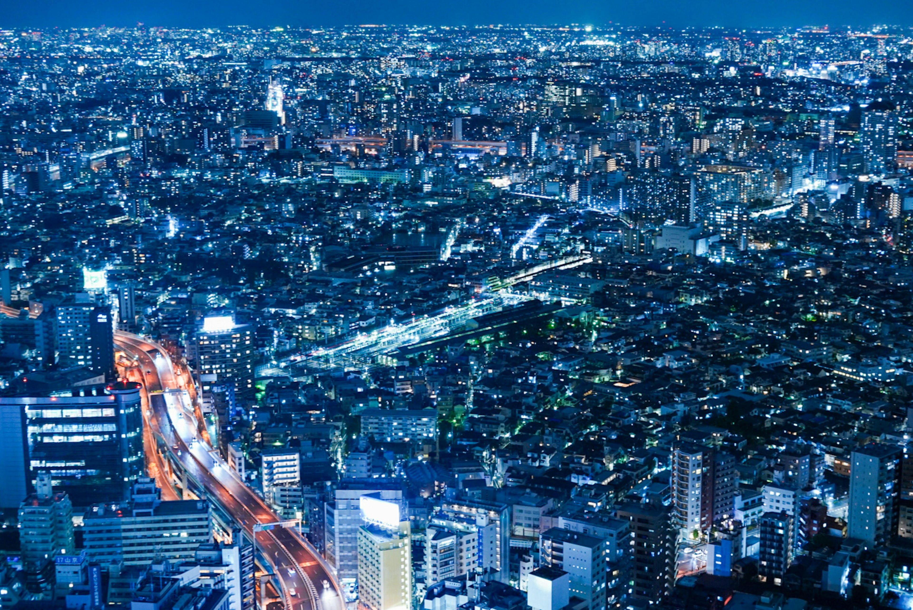 夜间城市景观，闪烁的摩天大楼和道路