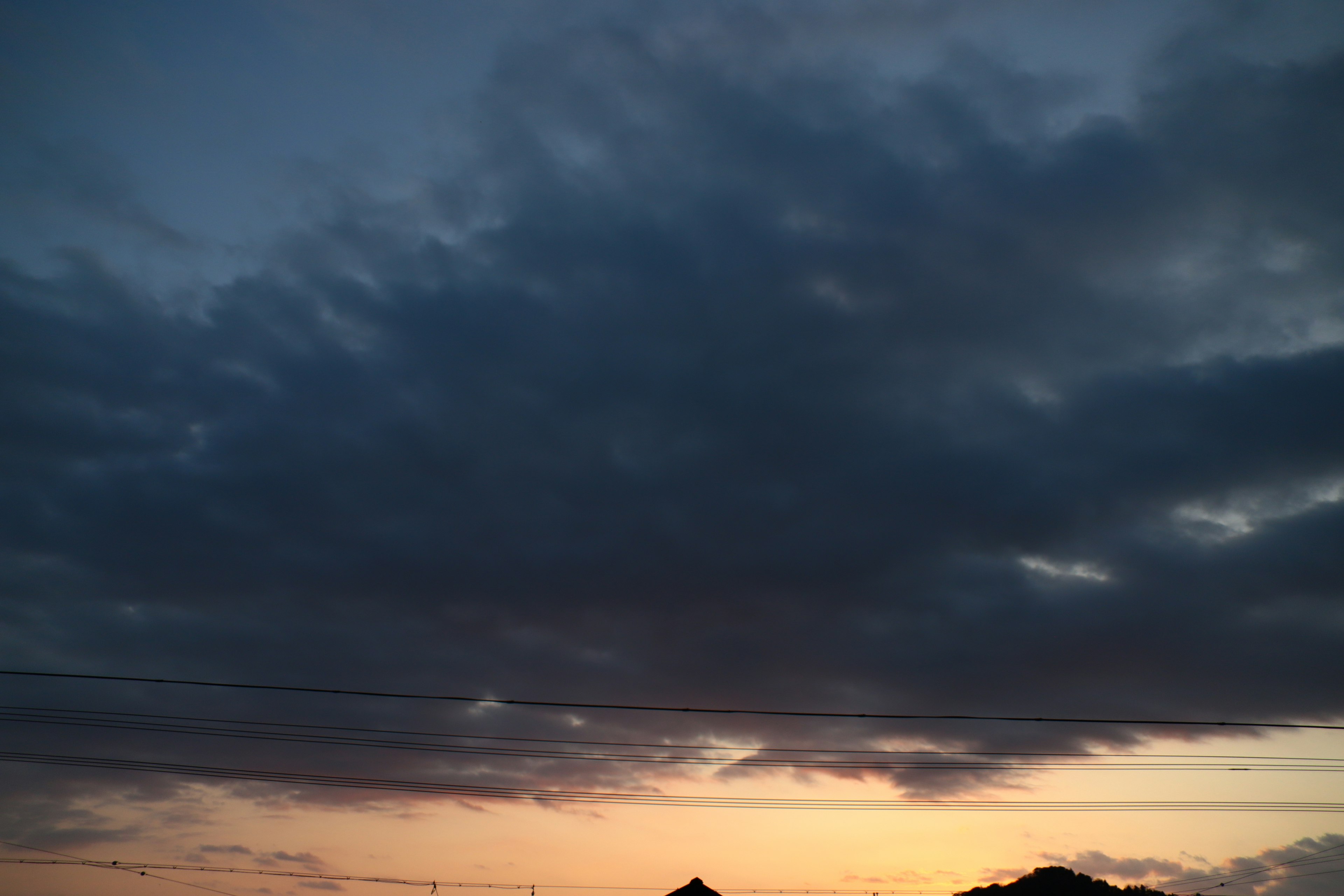 Himmellandschaft mit Sonnenuntergang und Wolken