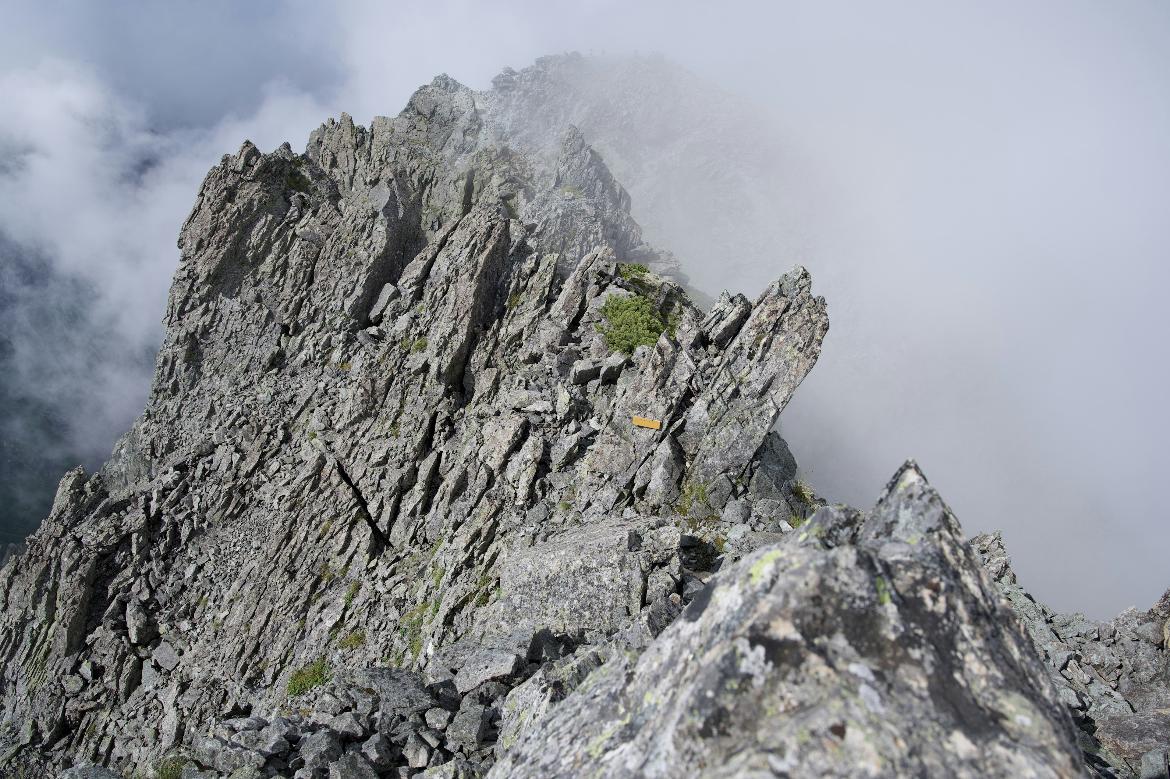 Zackiger Berggipfel umgeben von Wolken