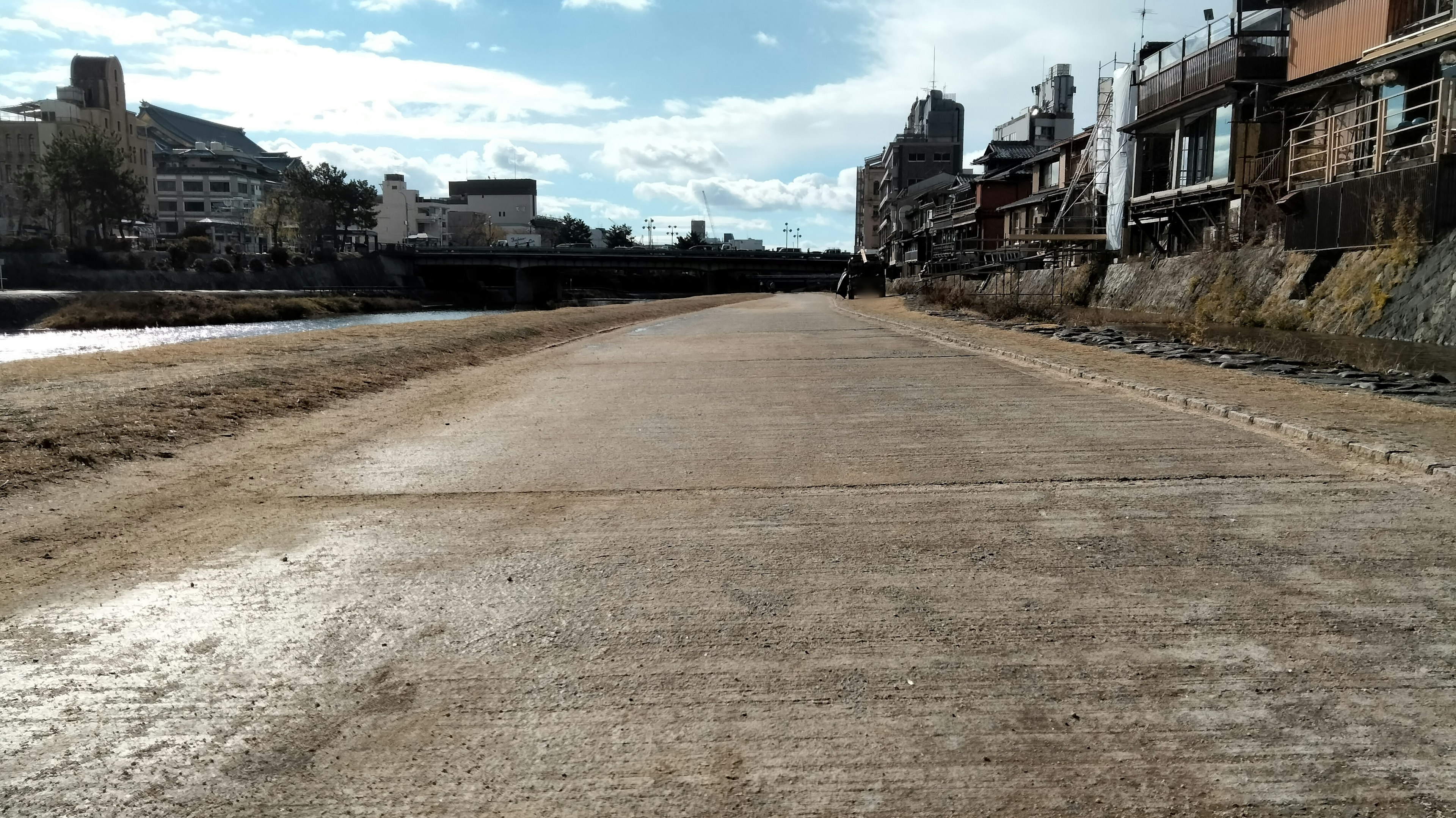 沿河的混凝土道路與藍天