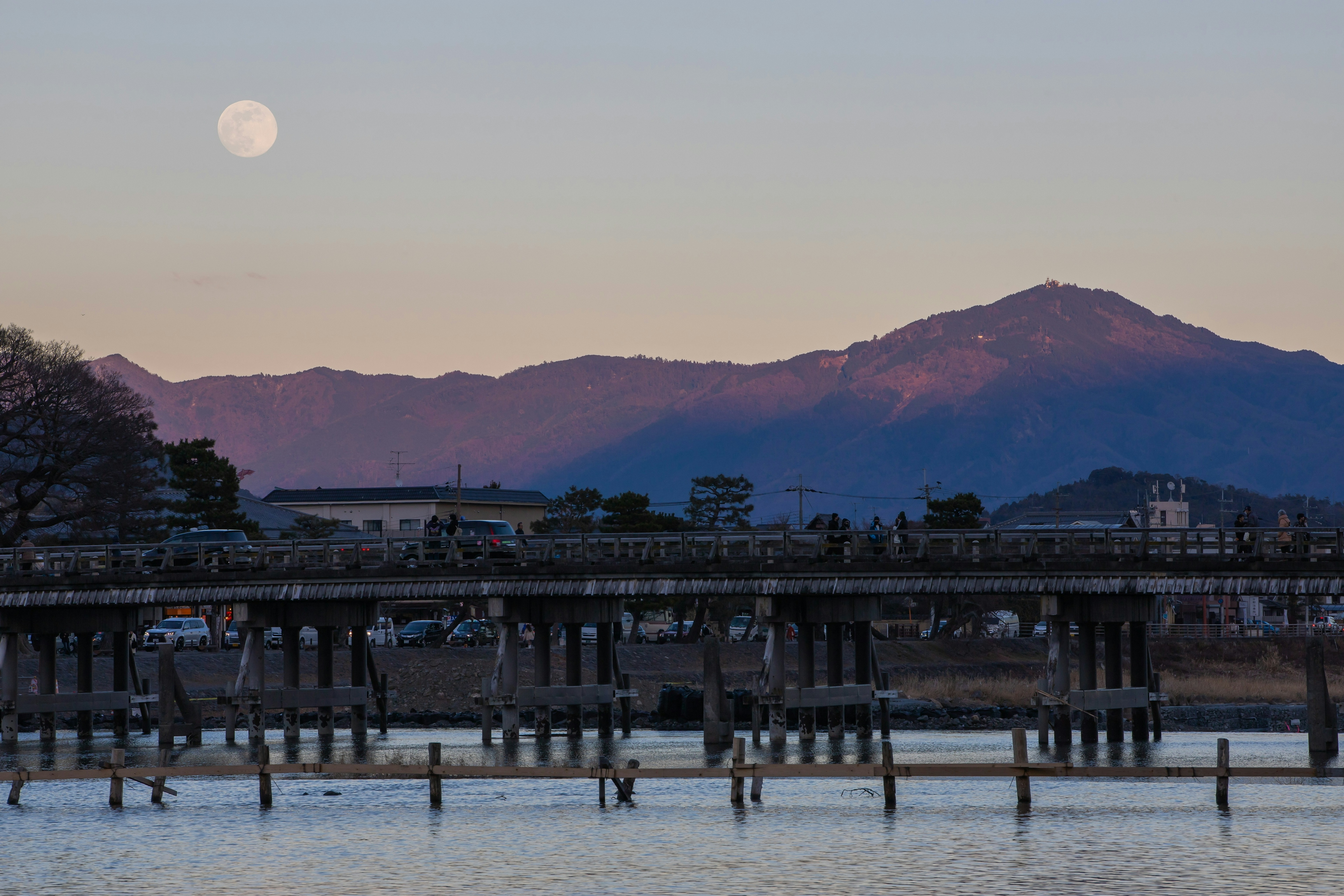 月が輝く夕暮れの風景 橋と山のシルエット