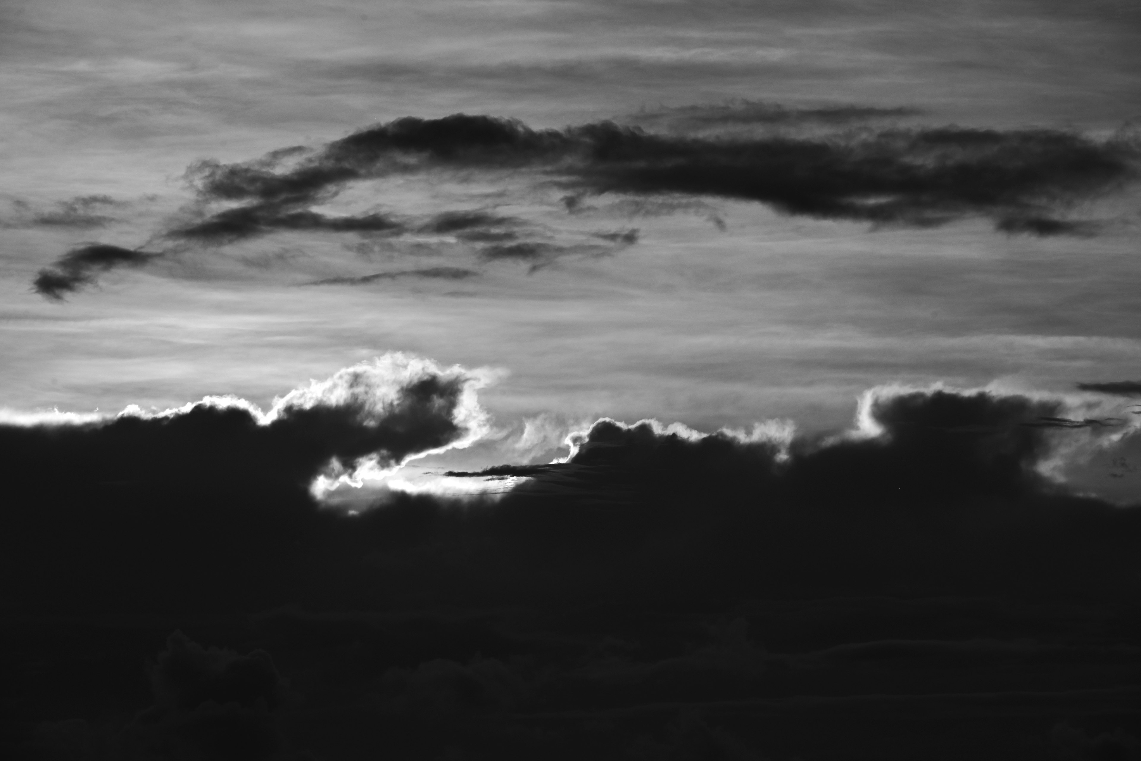 Silhouette awan di langit hitam putih