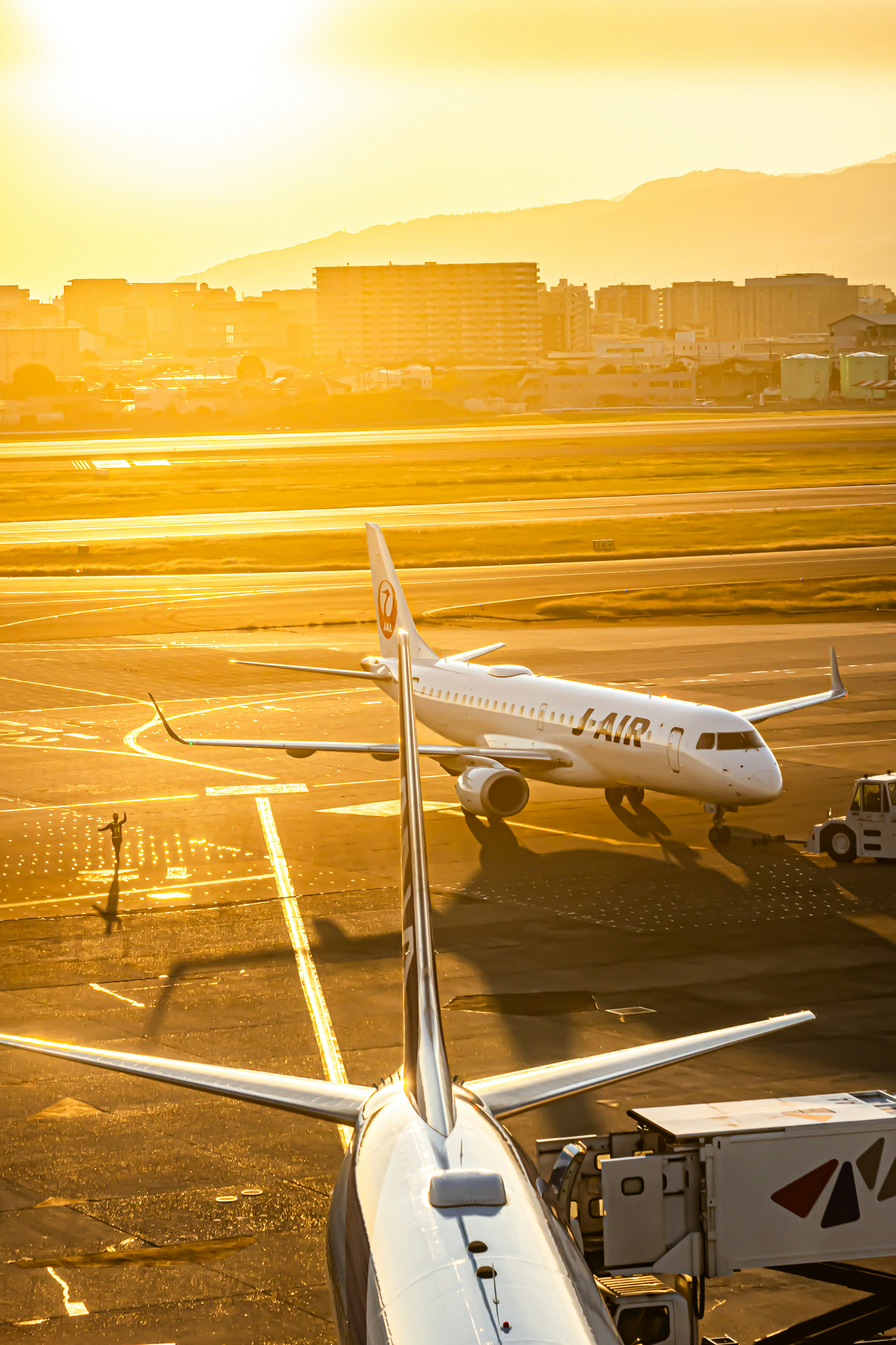 Avions taxiant au coucher du soleil dans un aéroport