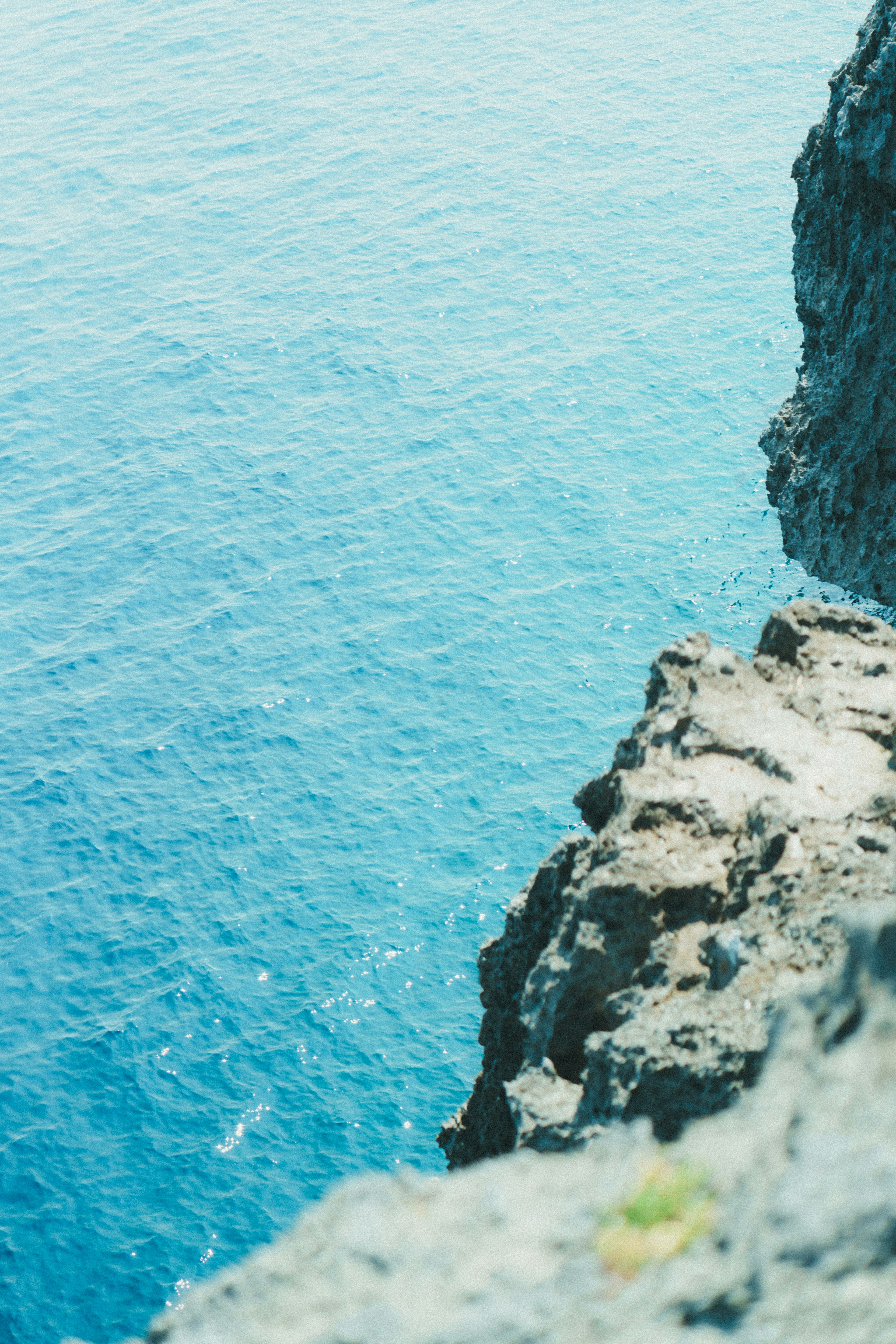 Scogliera rocciosa che si affaccia su un vasto oceano blu