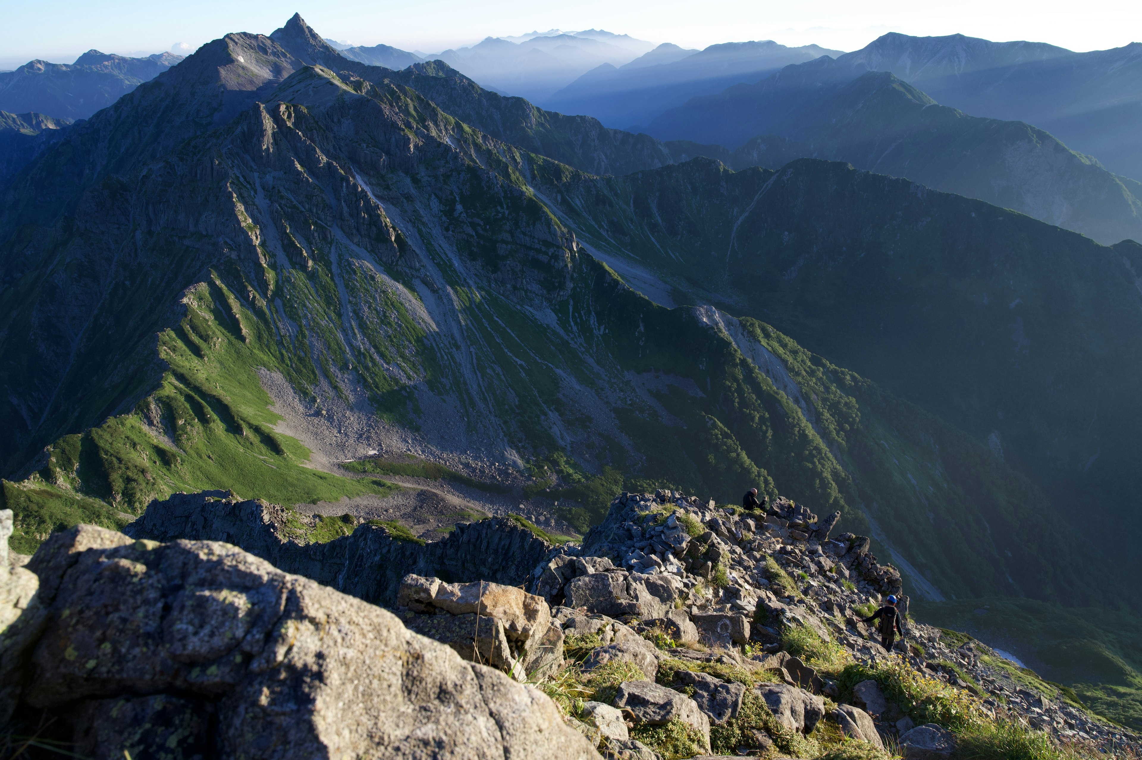 Vue panoramique de montagnes verdoyantes et d'un terrain rocheux