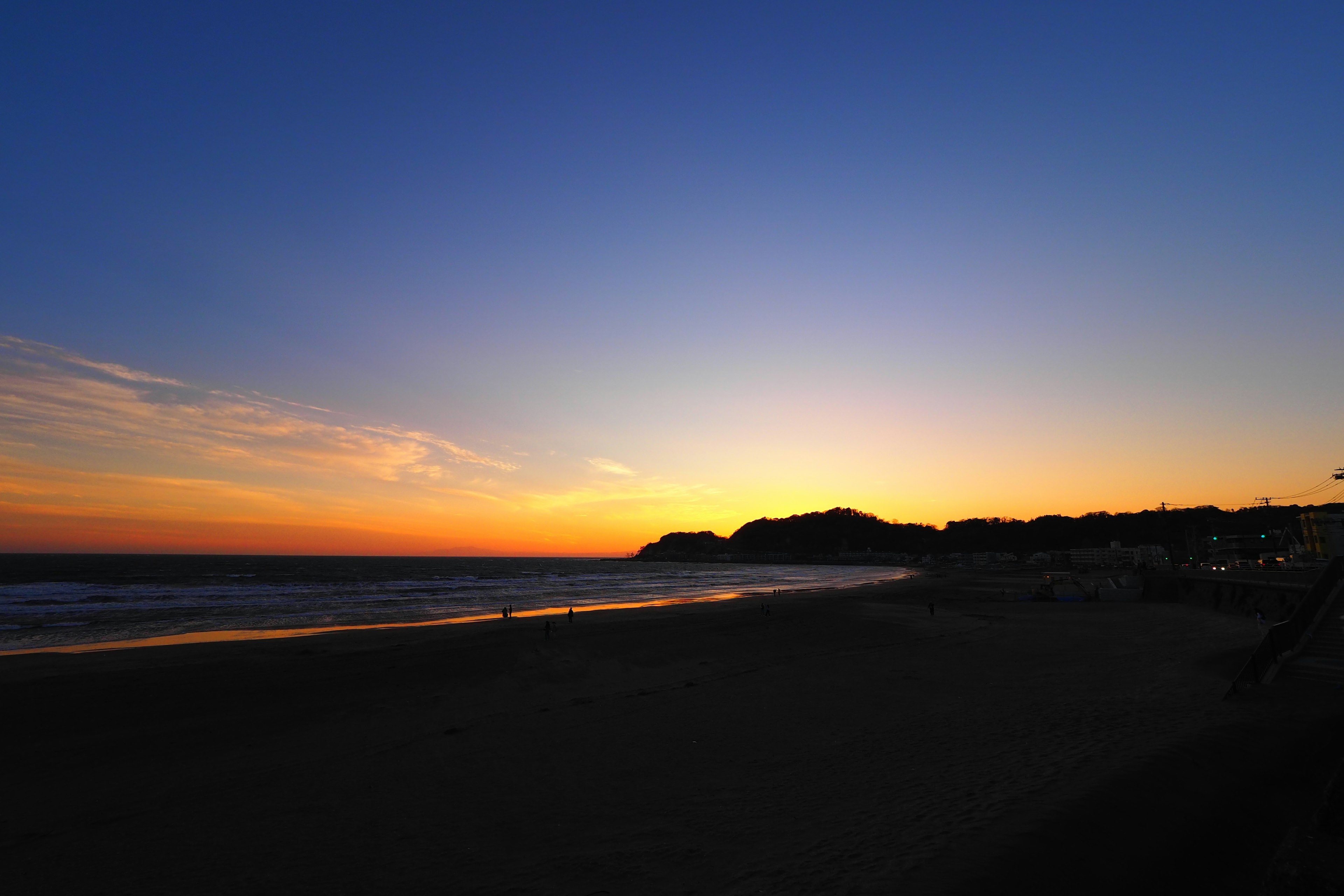 Bellissimo tramonto sulla costa con cielo che si scurisce