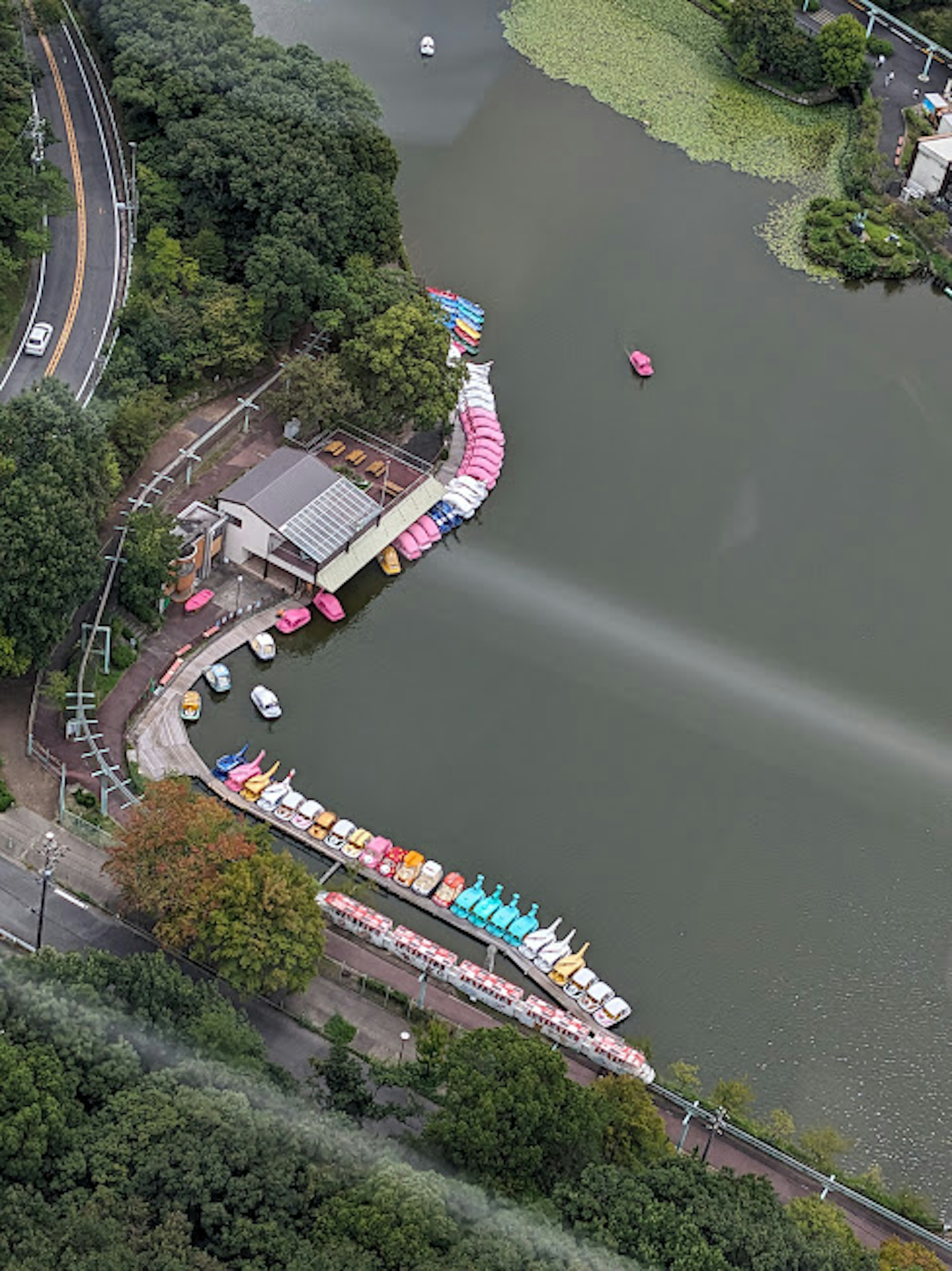 上空から見た湖とカラフルなボートの並び