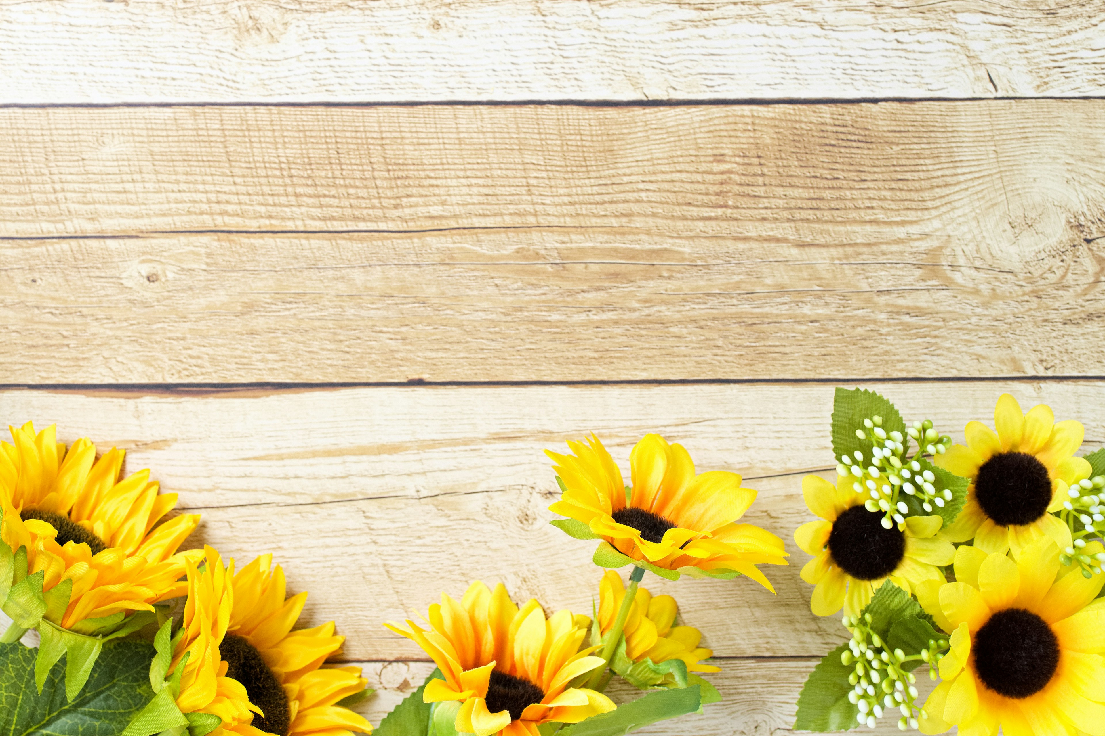 Bouquet di girasoli luminosi disposti su uno sfondo di legno