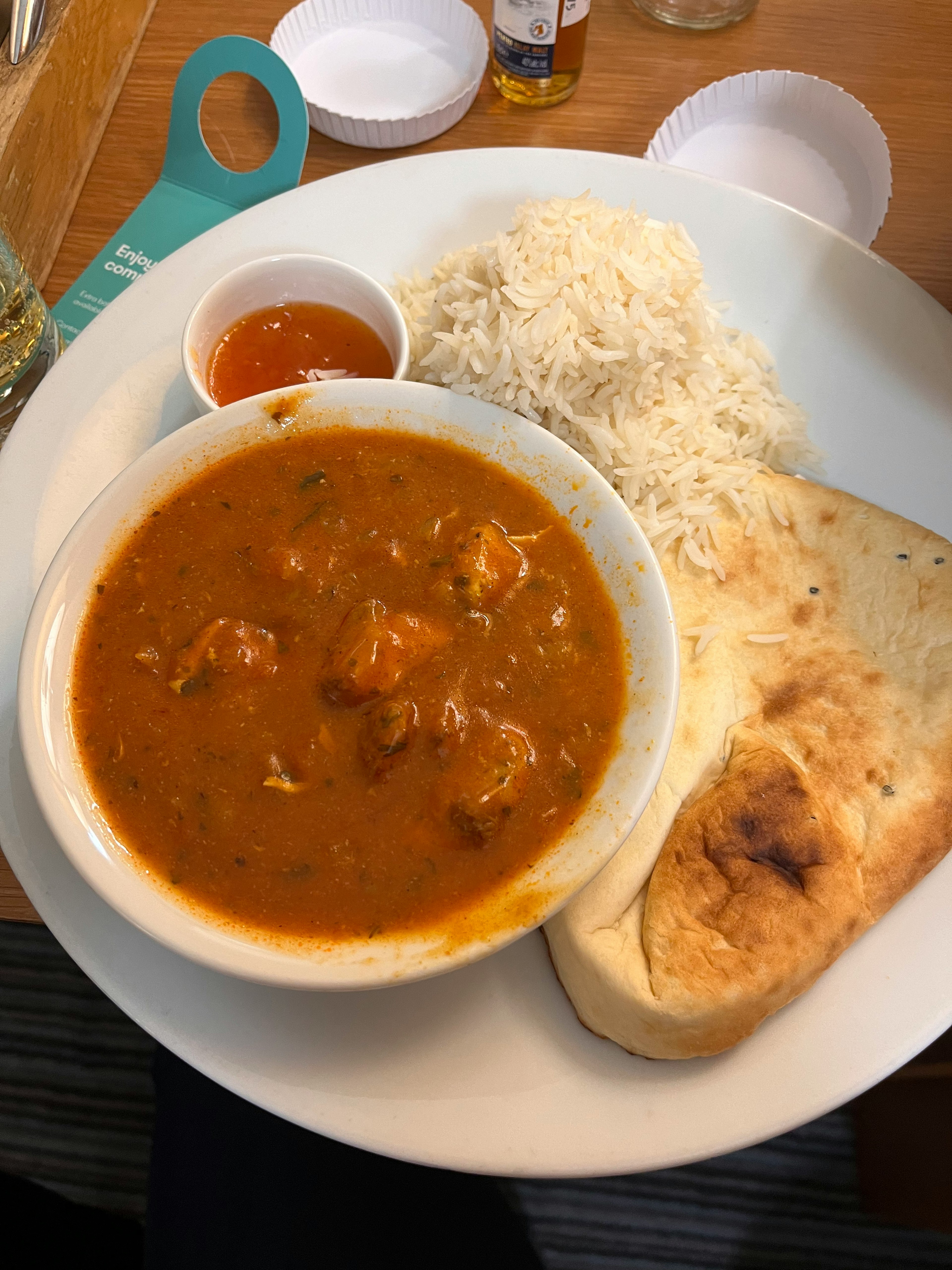 Assiette avec du curry, du riz et du pain naan