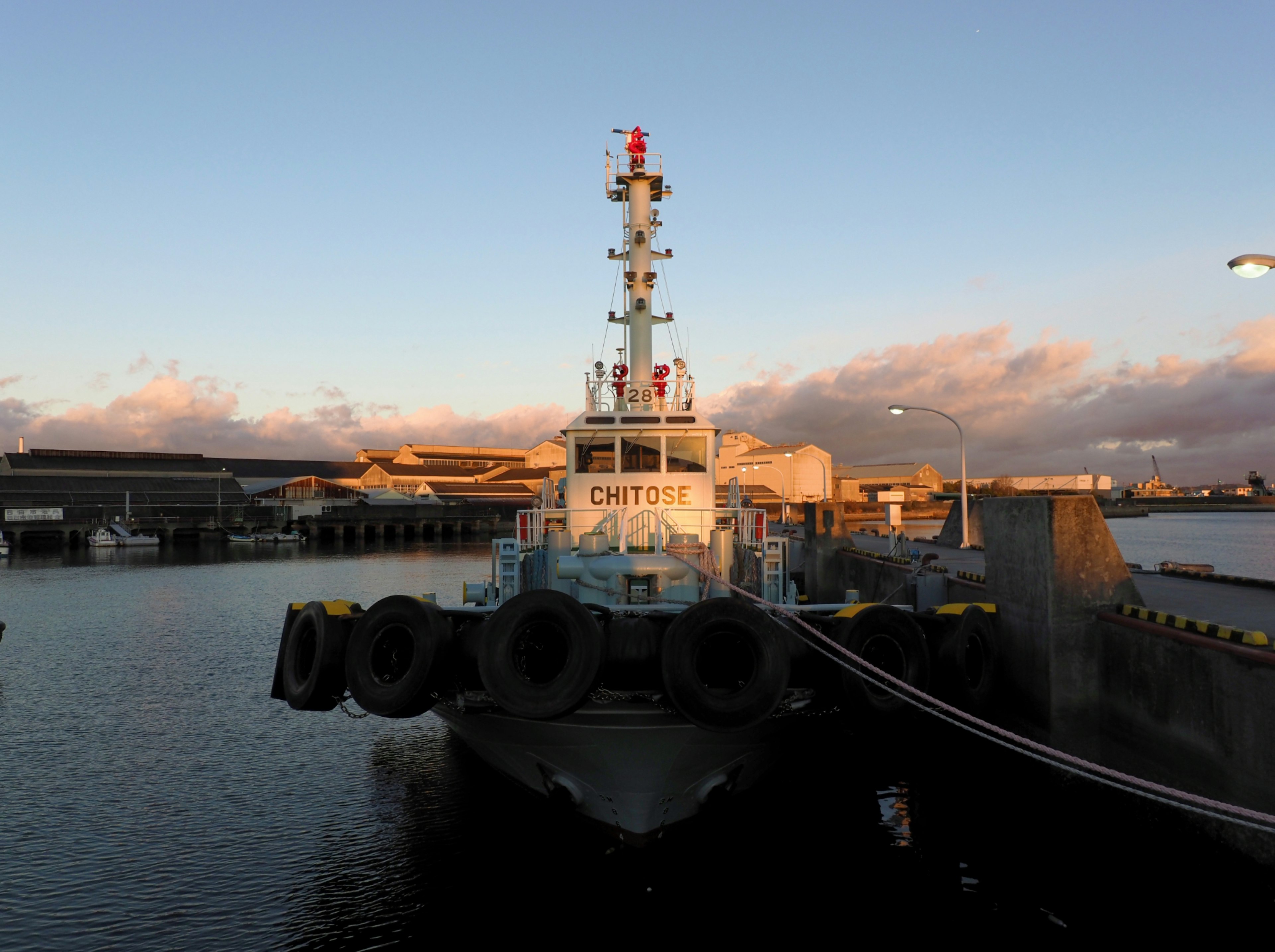 Schlepper im Hafen bei Sonnenuntergang