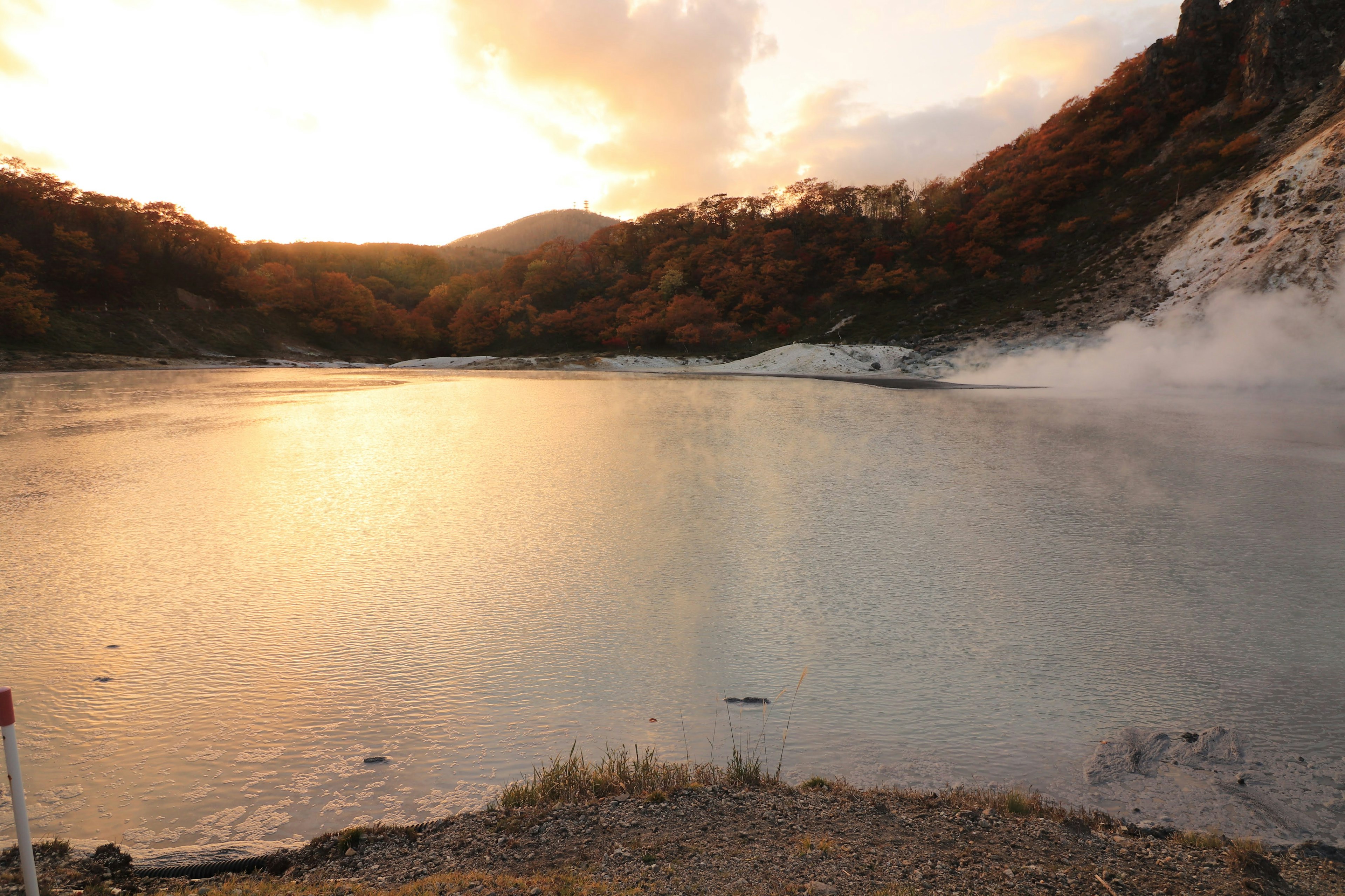 Thermalsee mit Sonnenuntergangs-Hintergrund