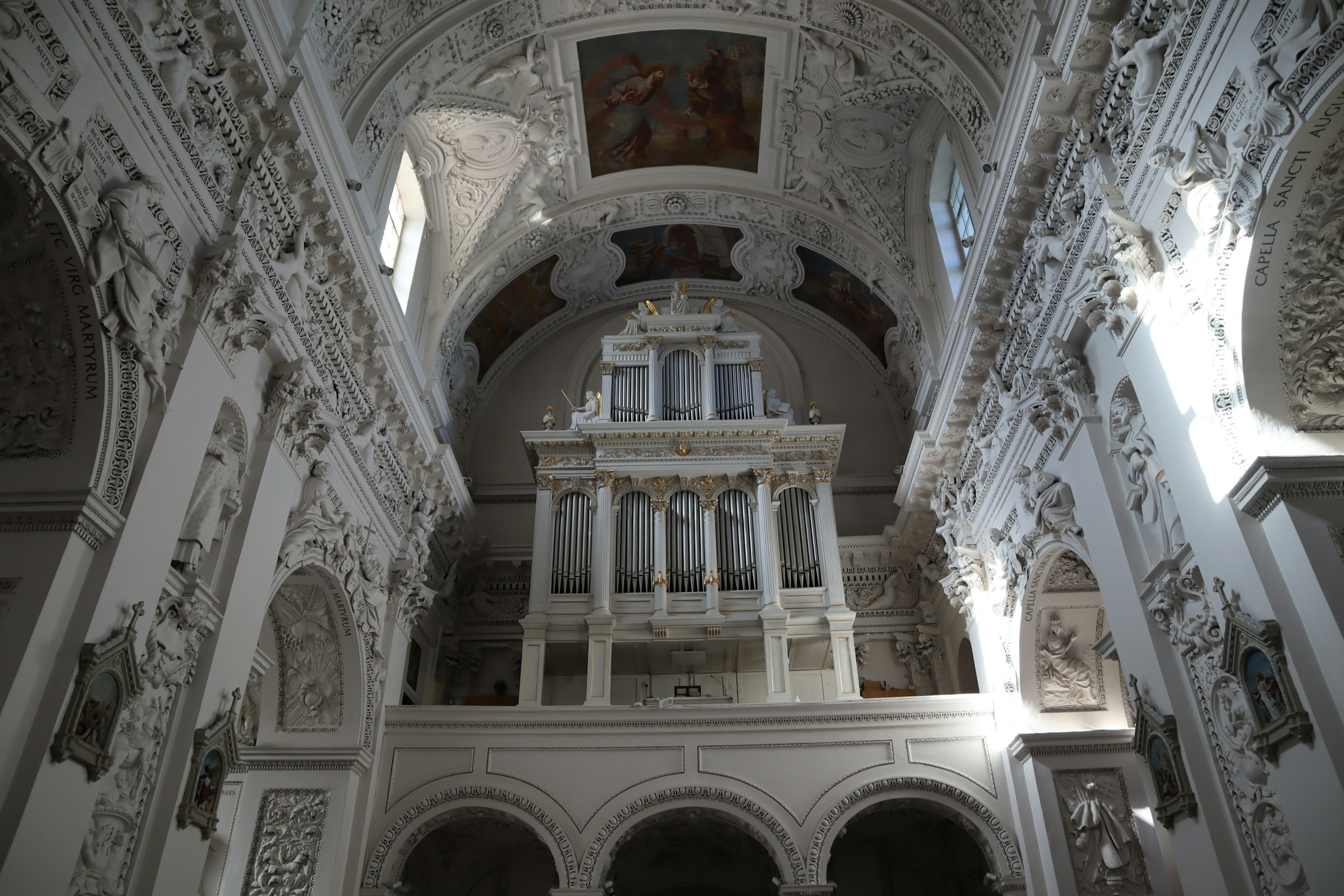 Interior gereja yang didekorasi indah dengan patung dinding dan langit-langit yang mengesankan