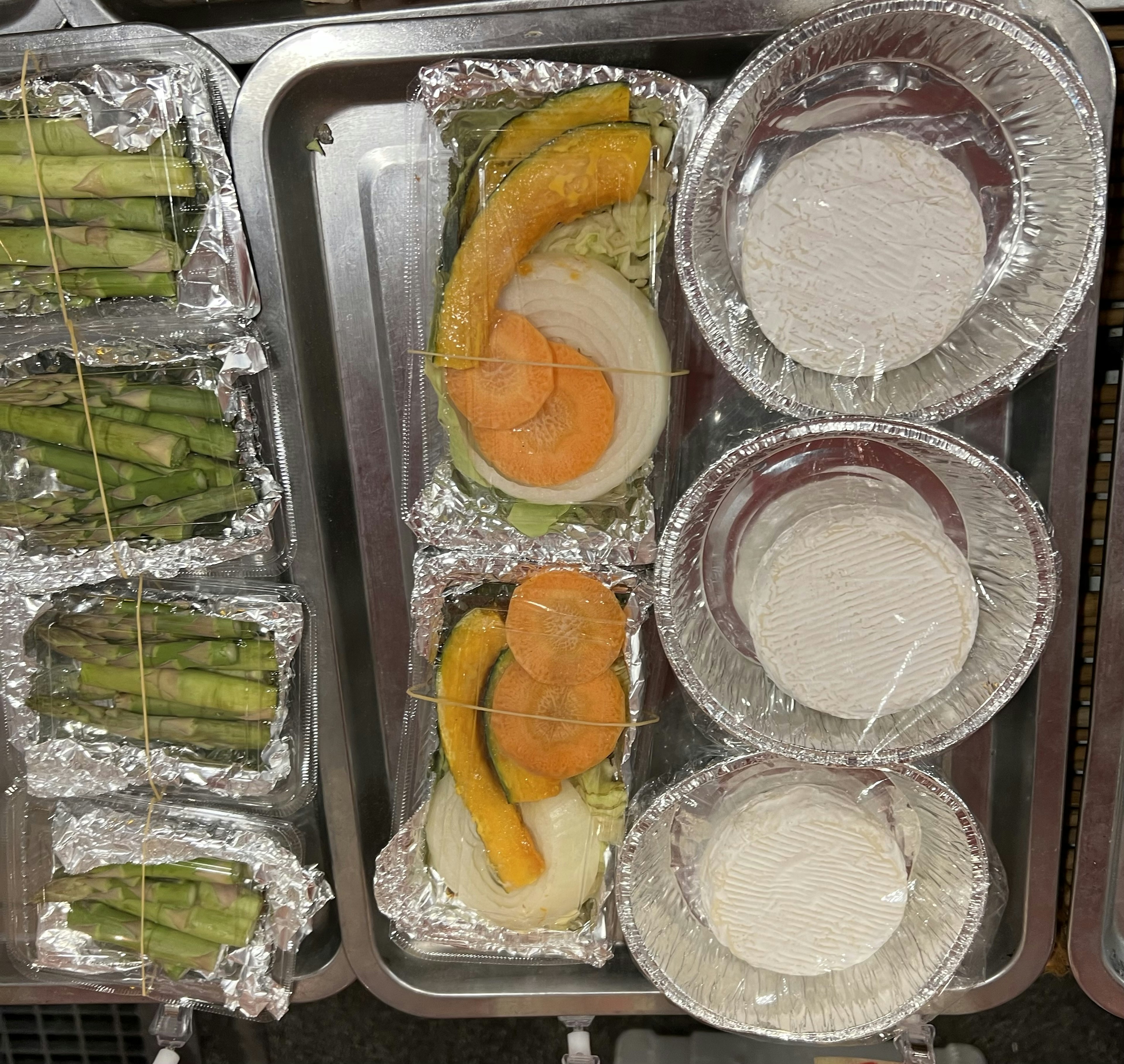 Bandeja con frutas frescas y postres blancos dispuestos ordenadamente