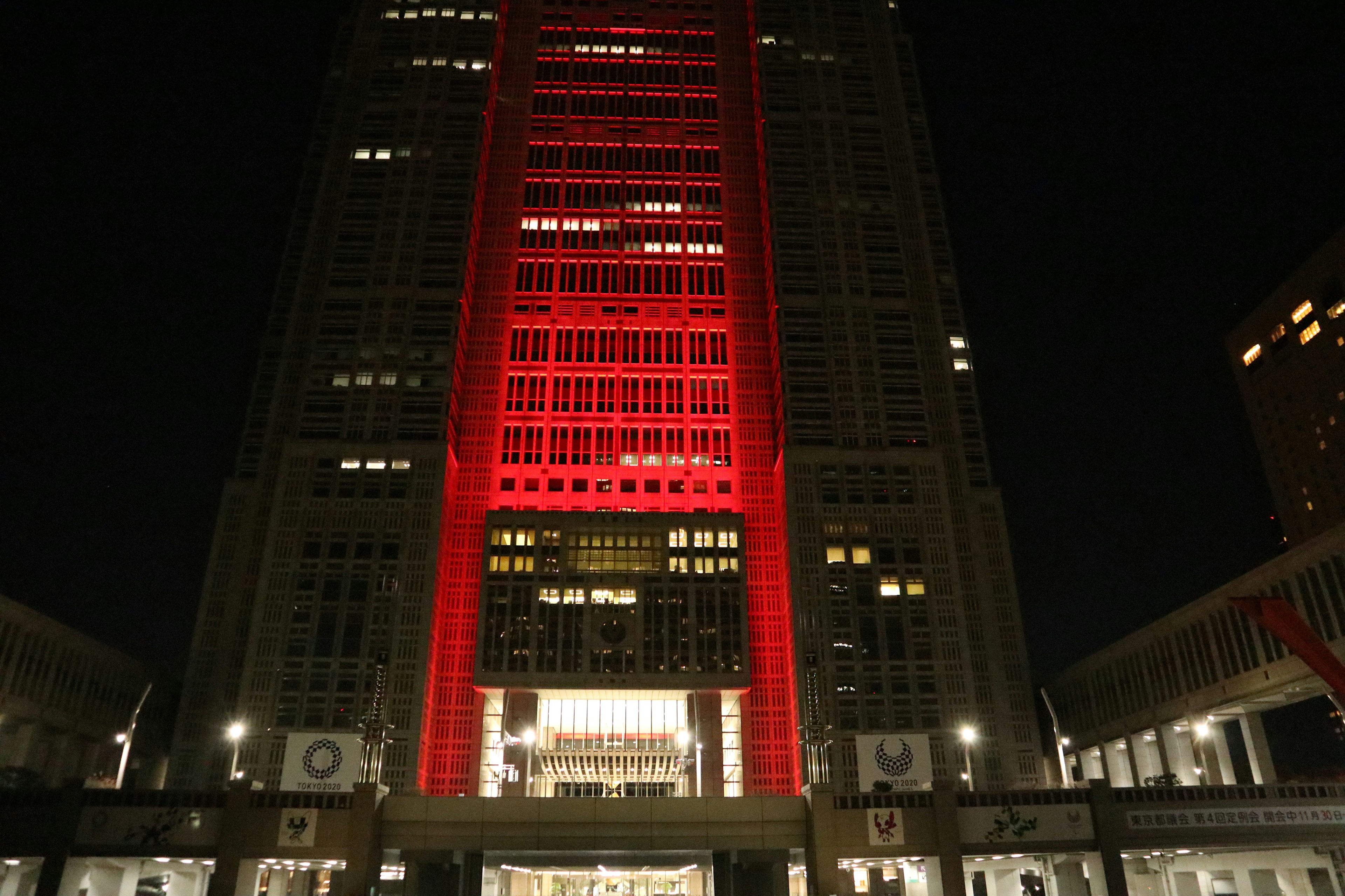 In rotem Licht erleuchtetes Gebäude in Tokio bei Nacht