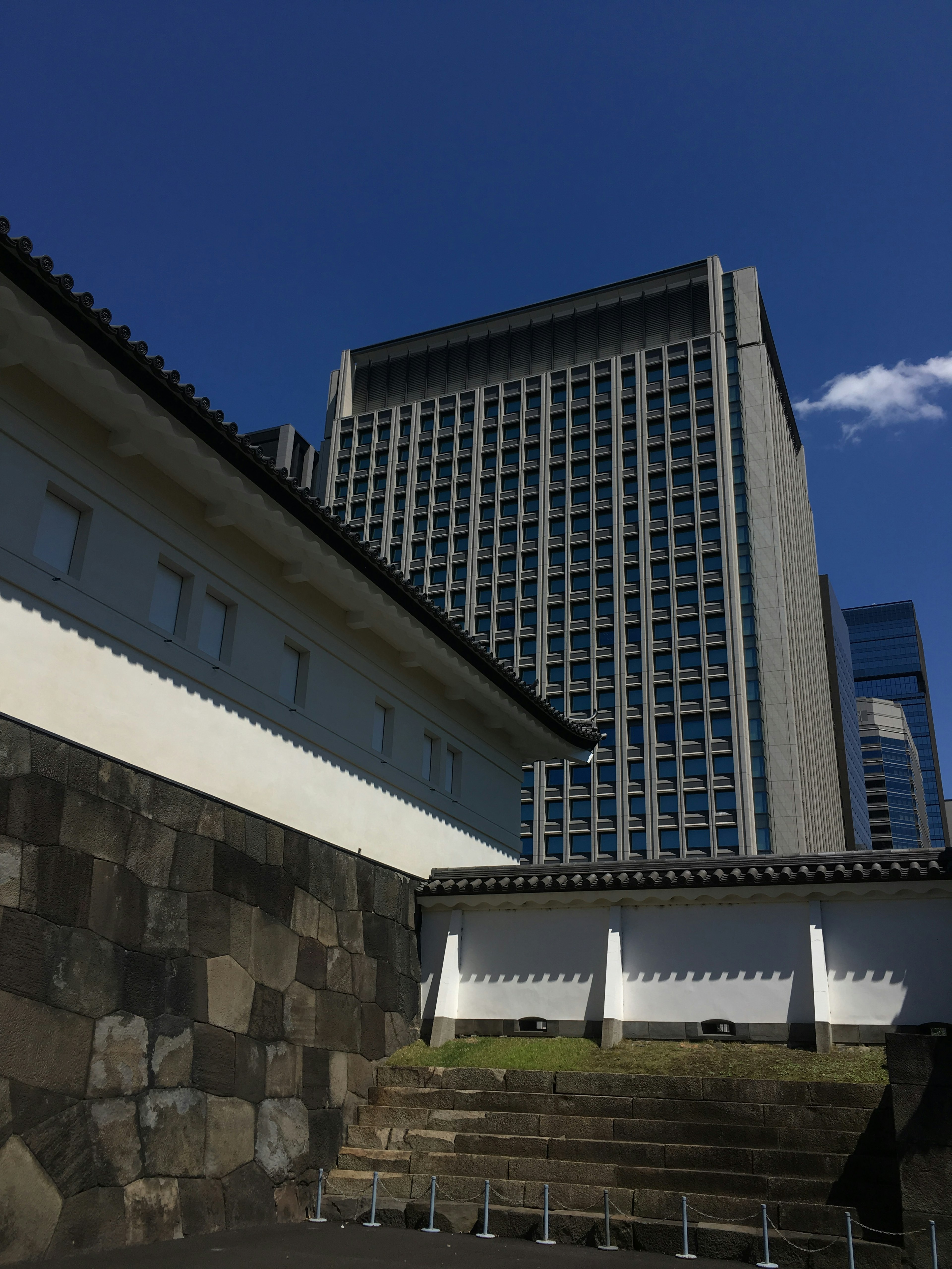 Stadtansicht mit modernem Wolkenkratzer und traditioneller Architektur