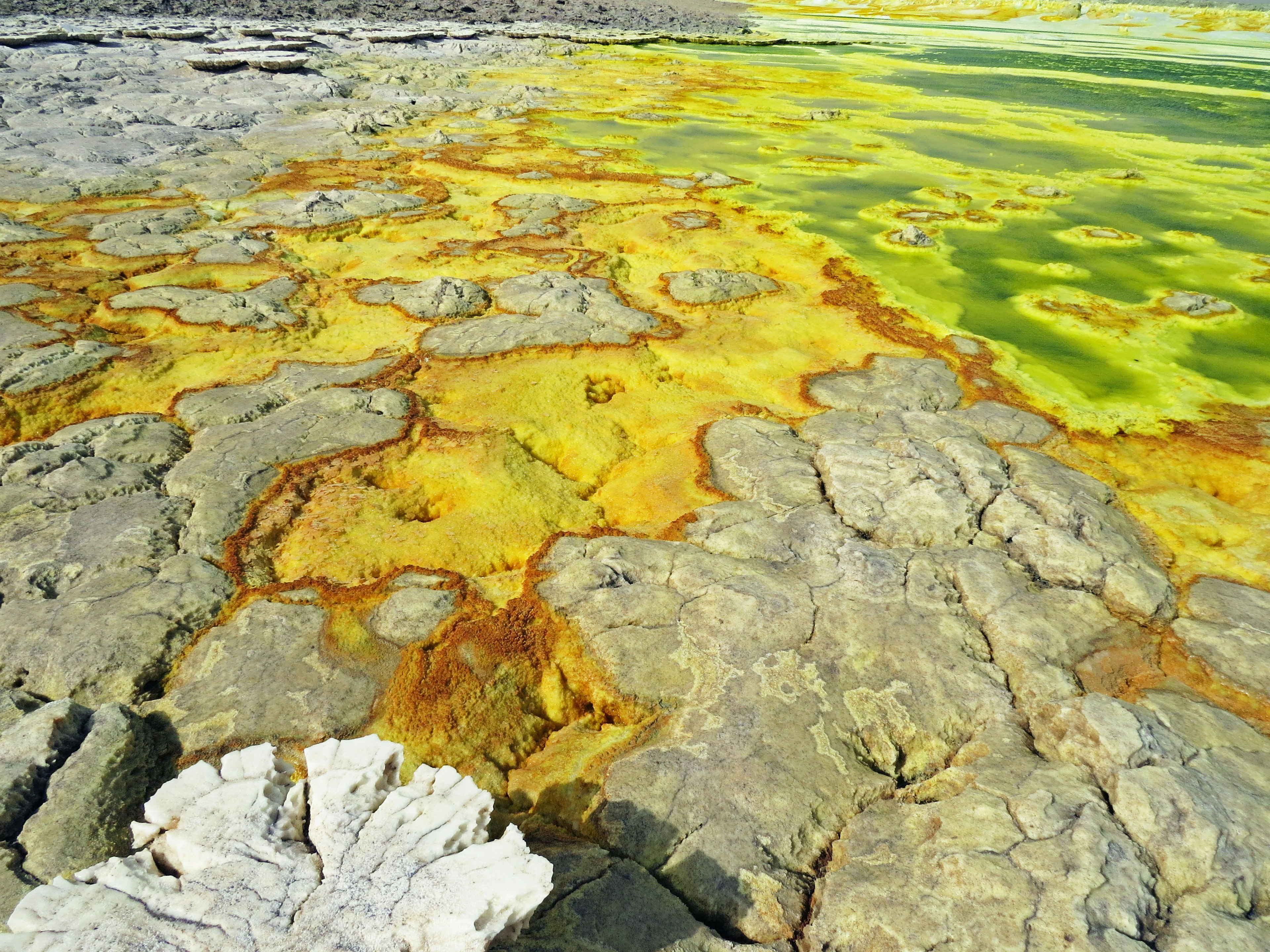 Pemandangan berwarna-warni dengan permukaan tanah dan air yang cerah