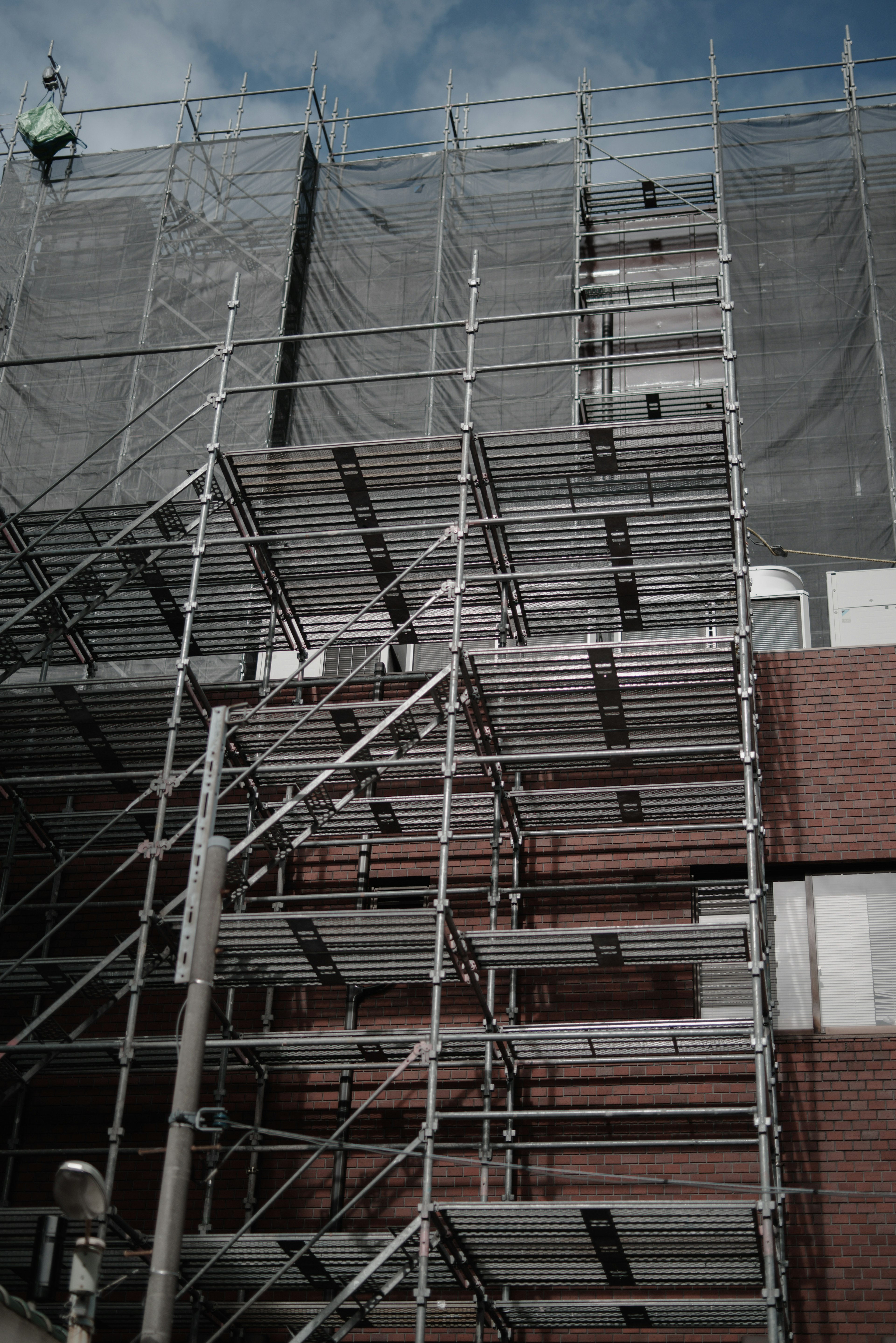 Structure de scaffolding couvrant le mur extérieur d'un bâtiment