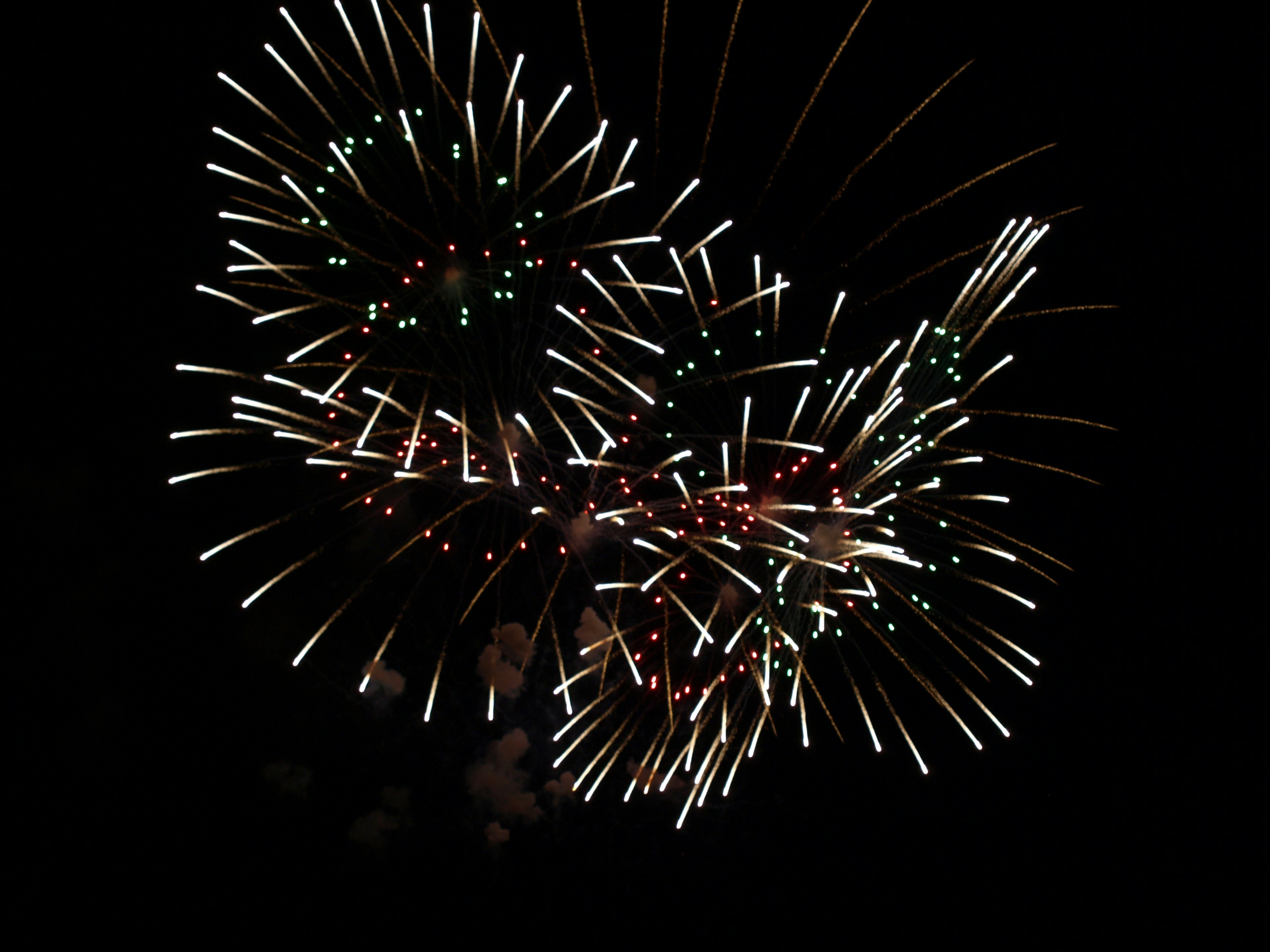 Fuegos artificiales coloridos estallando contra un fondo oscuro