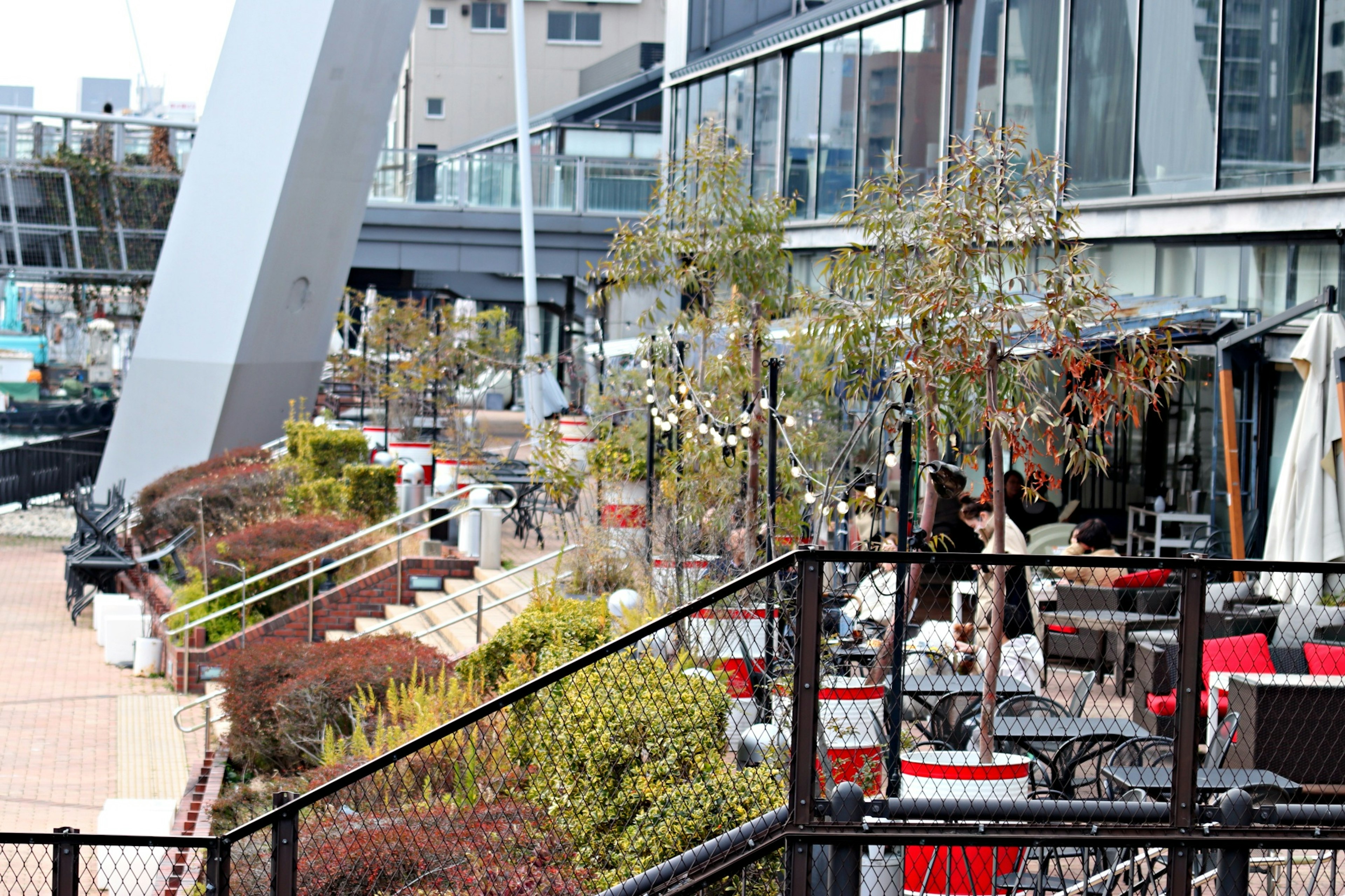 Terrasse de restaurant moderne avec verdure luxuriante et sièges extérieurs