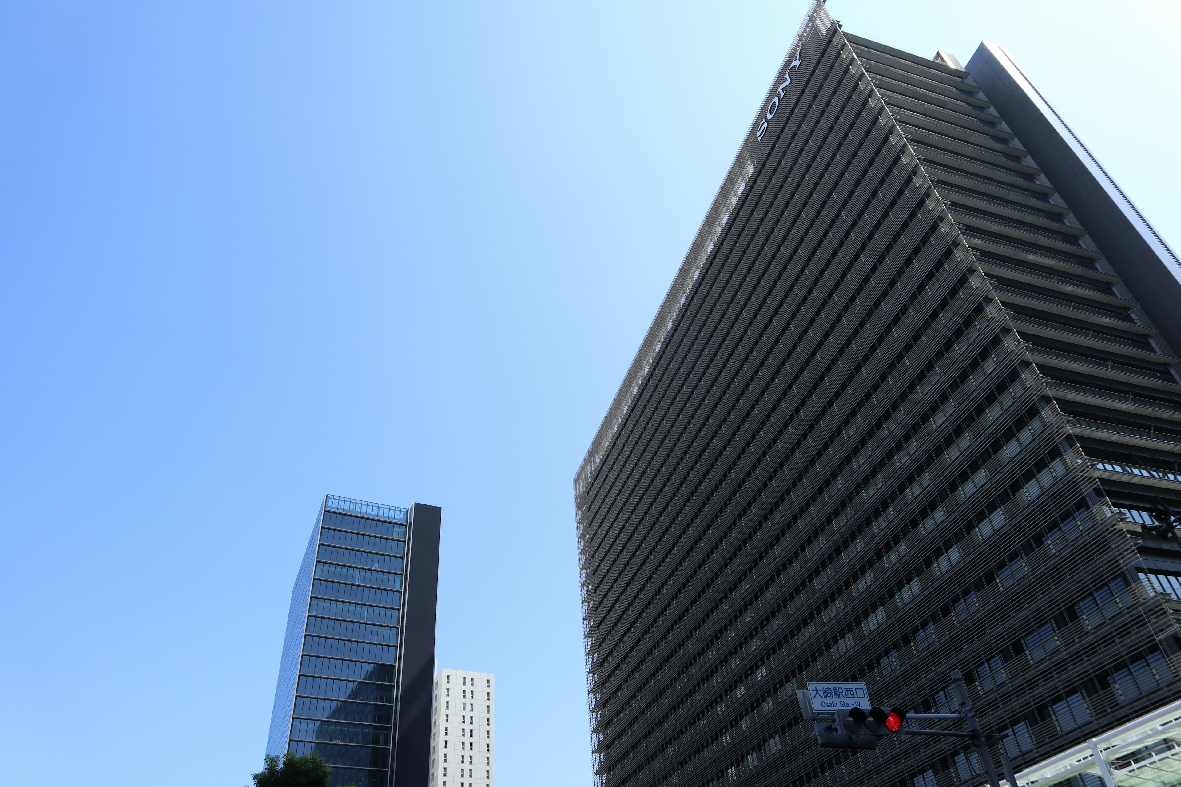 Contraste de bâtiments modernes sous un ciel bleu clair