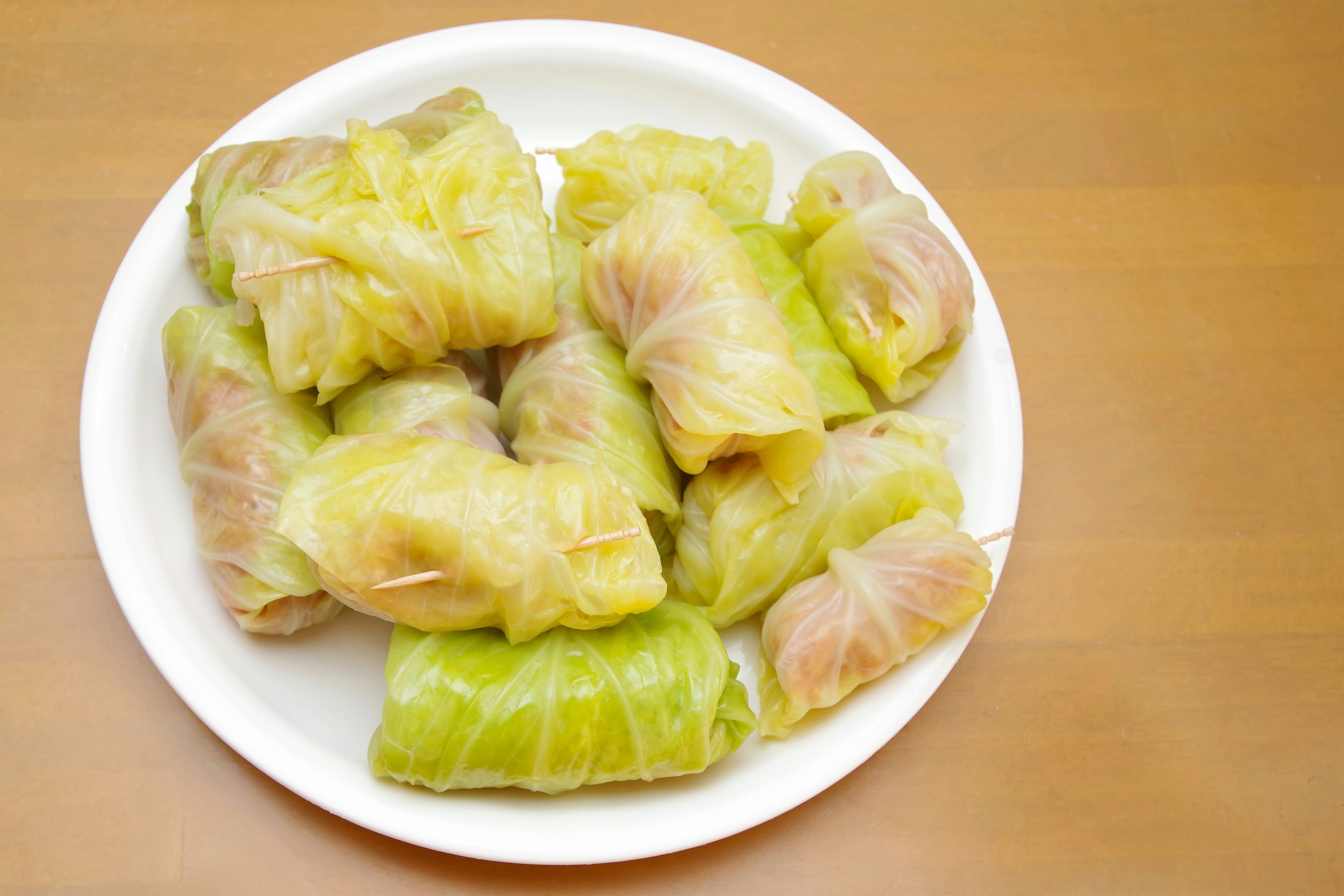 Rouleaux de chou servis sur une assiette blanche