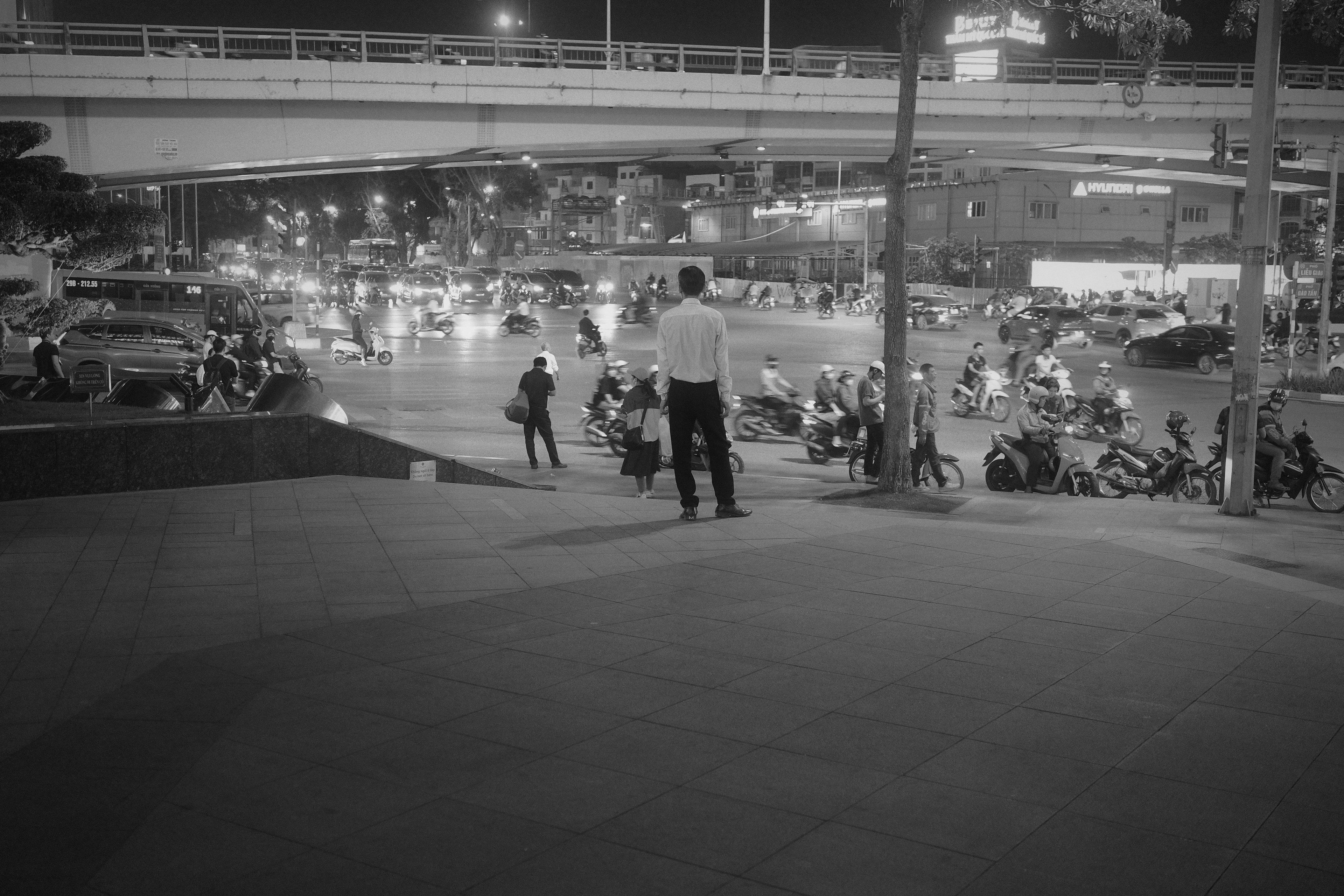 夜晚城市景觀繁忙的交叉口有行人和車輛