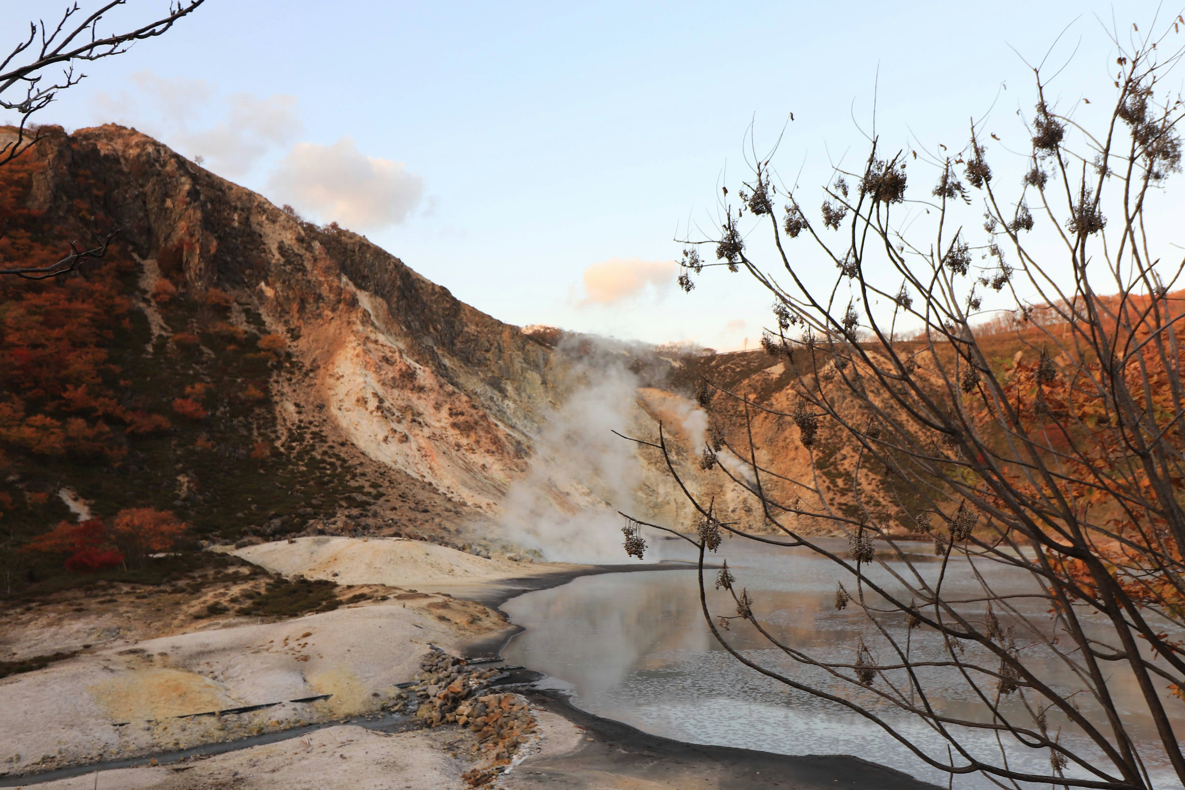 Hermoso paisaje montañoso con vapor de manantial caliente visible