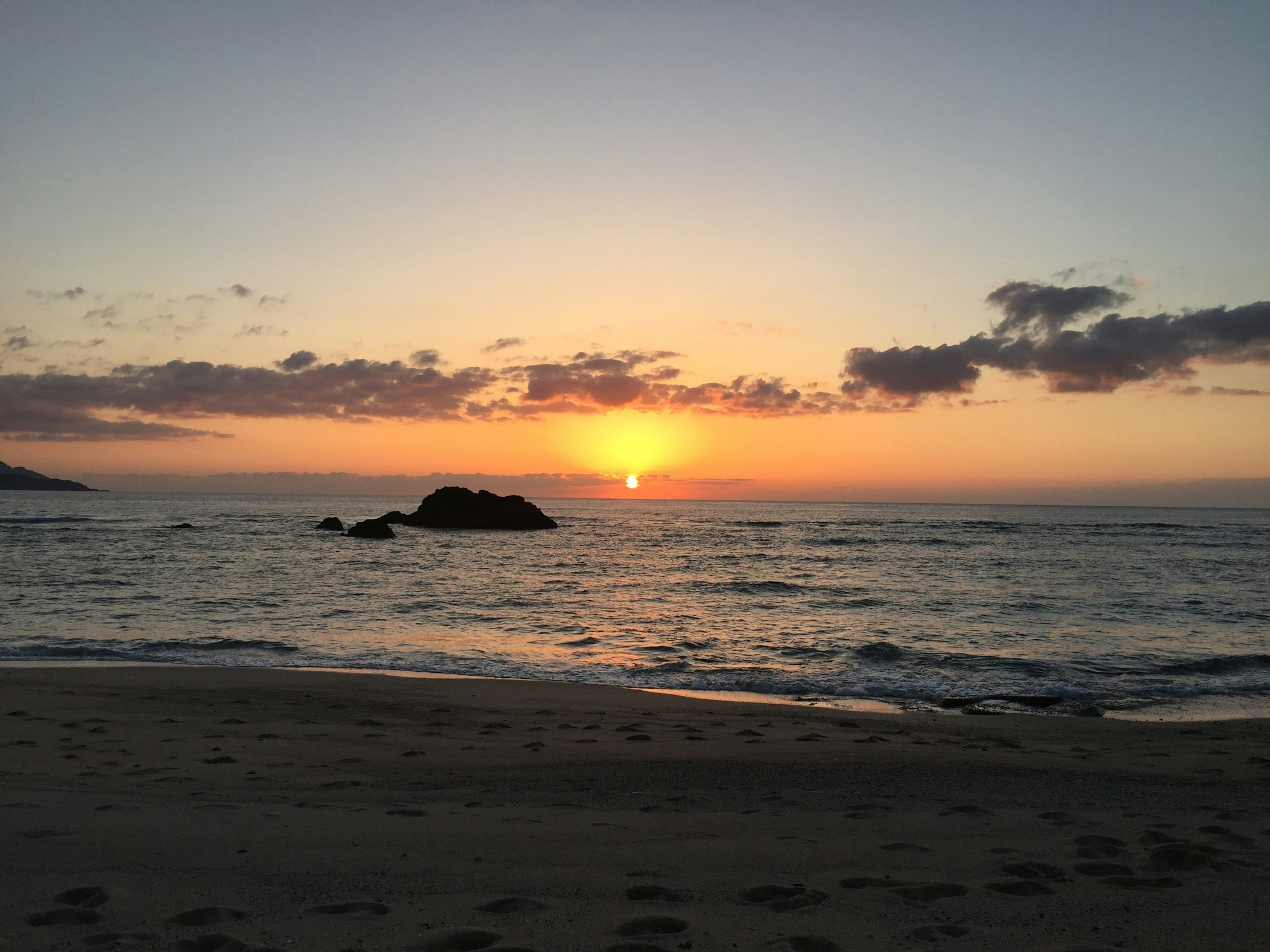 Wunderschöne Strandlandschaft mit Sonnenuntergang über dem Ozean