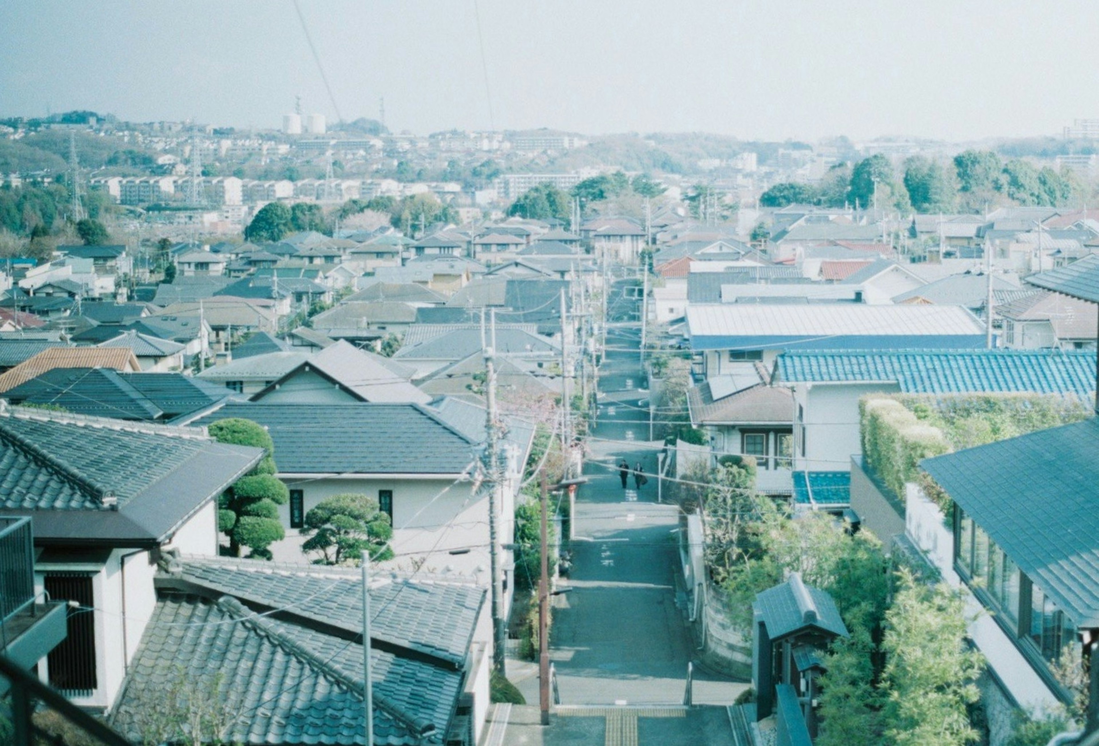 蓝天之下的住宅区屋顶颜色和形状各异