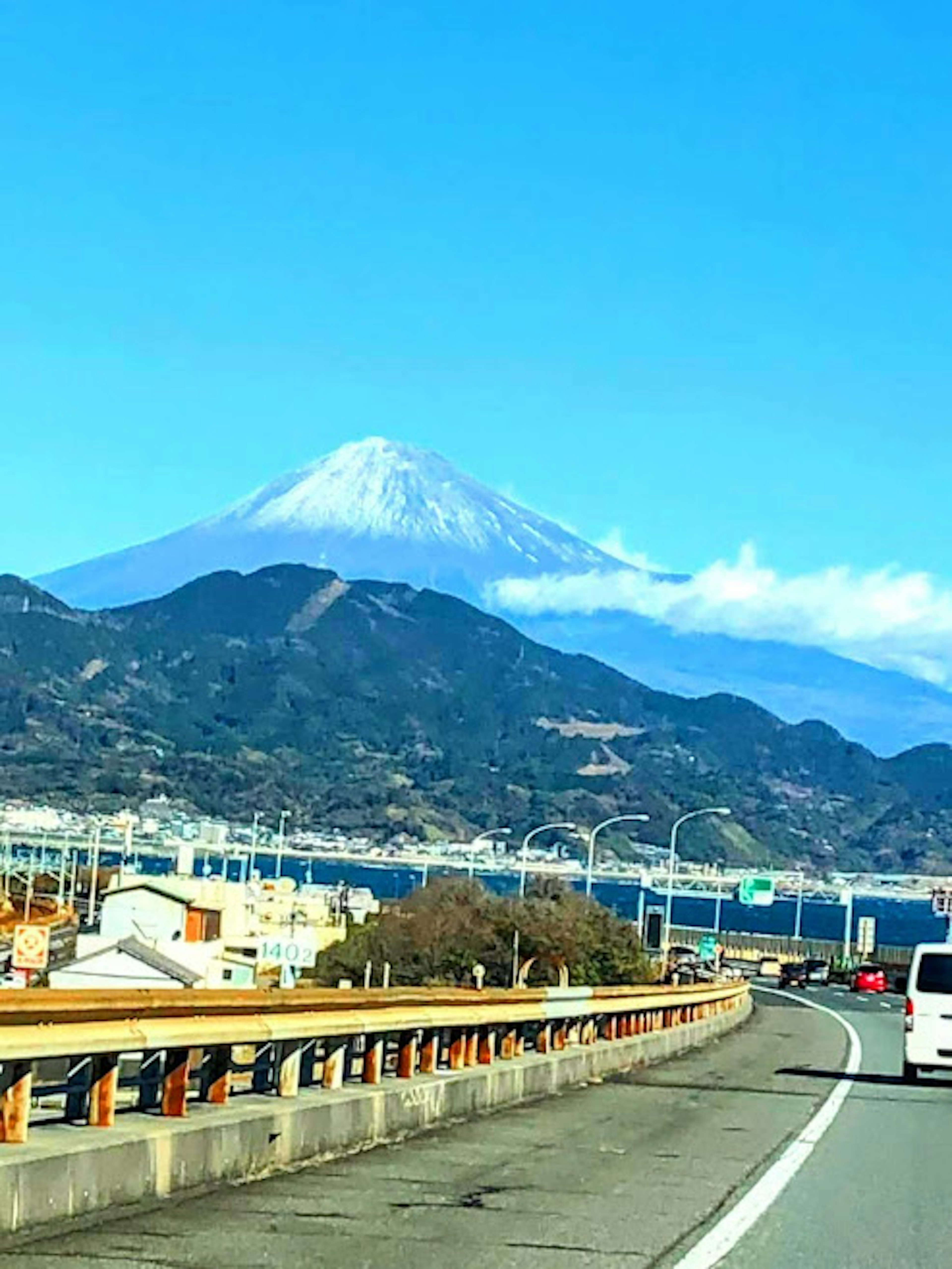 Vue panoramique du mont Fuji le long d'une autoroute ciel bleu clair et montagnes environnantes