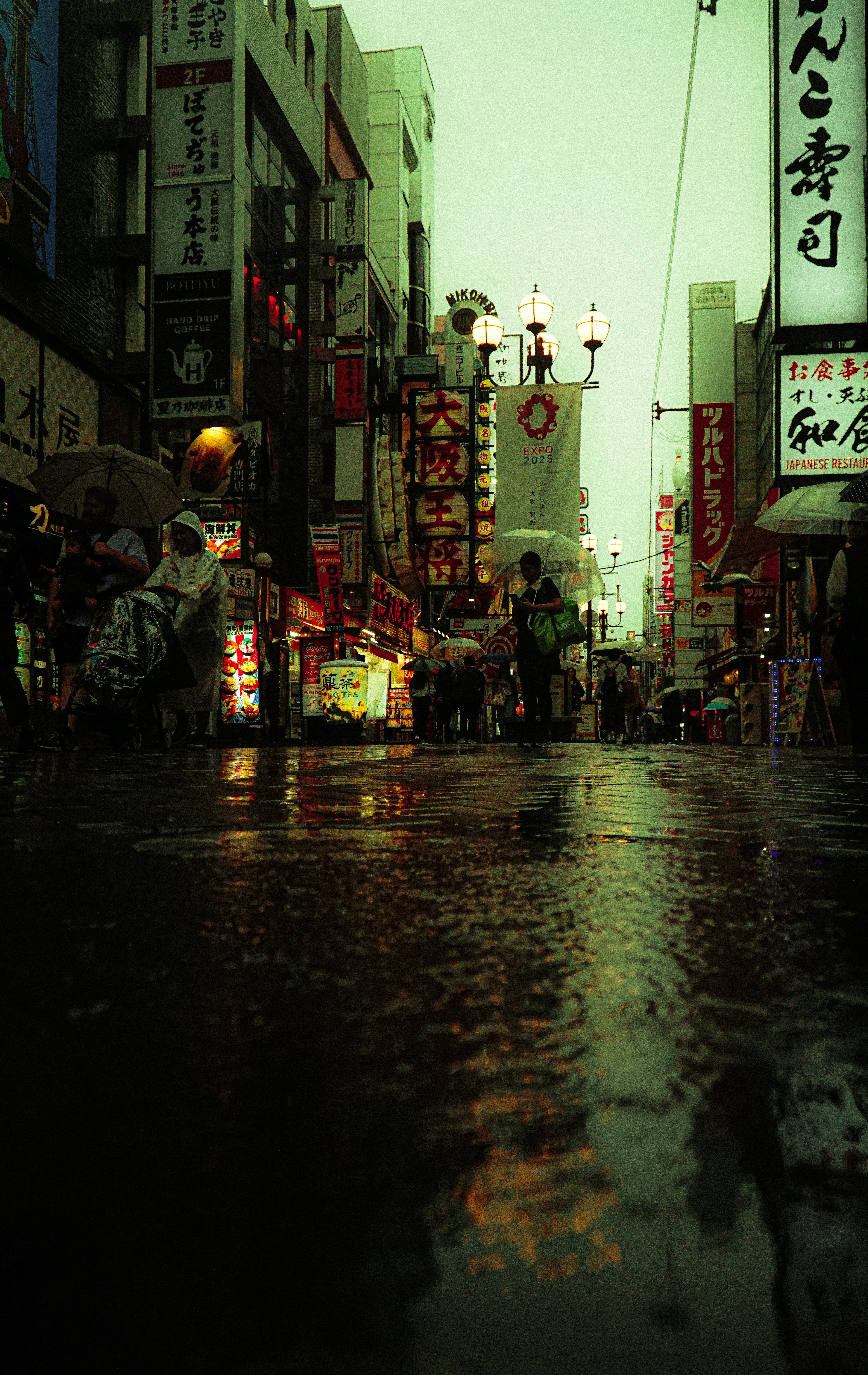 被雨淋湿的城市景观，灯光的倒影