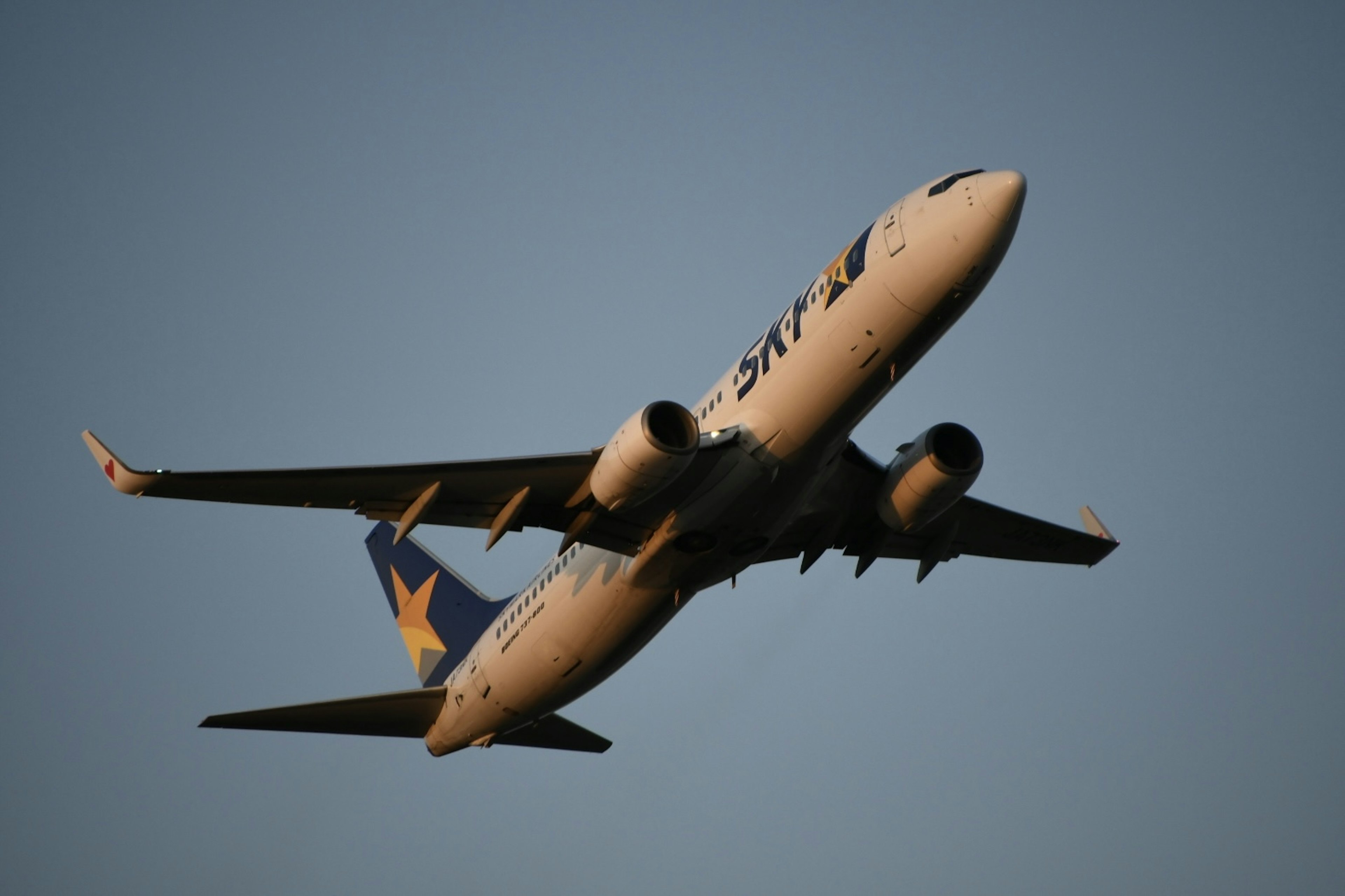 Ein Flugzeug steigt am Himmel auf