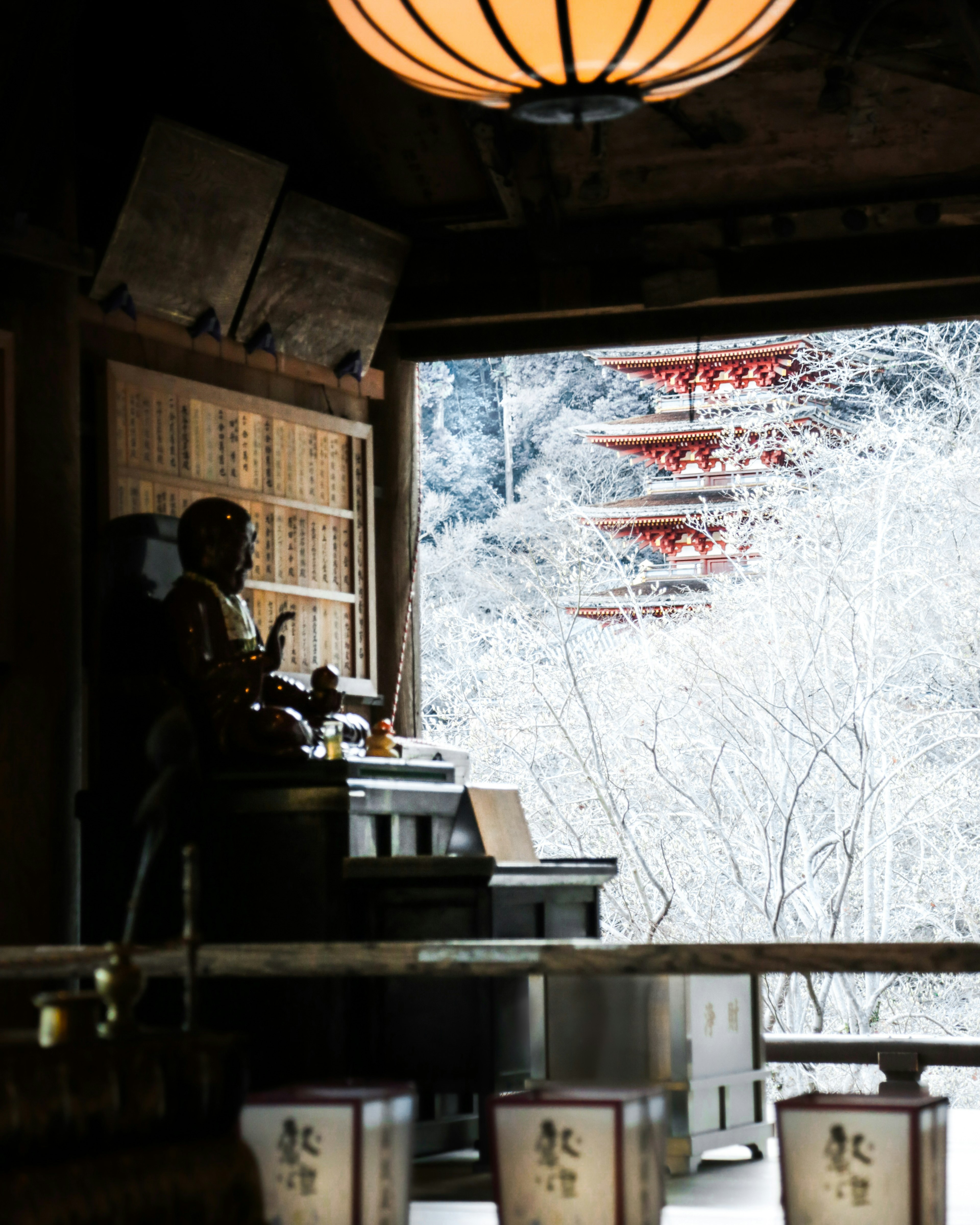 雪に覆われた風景を背景にした伝統的な日本の内部と五重塔