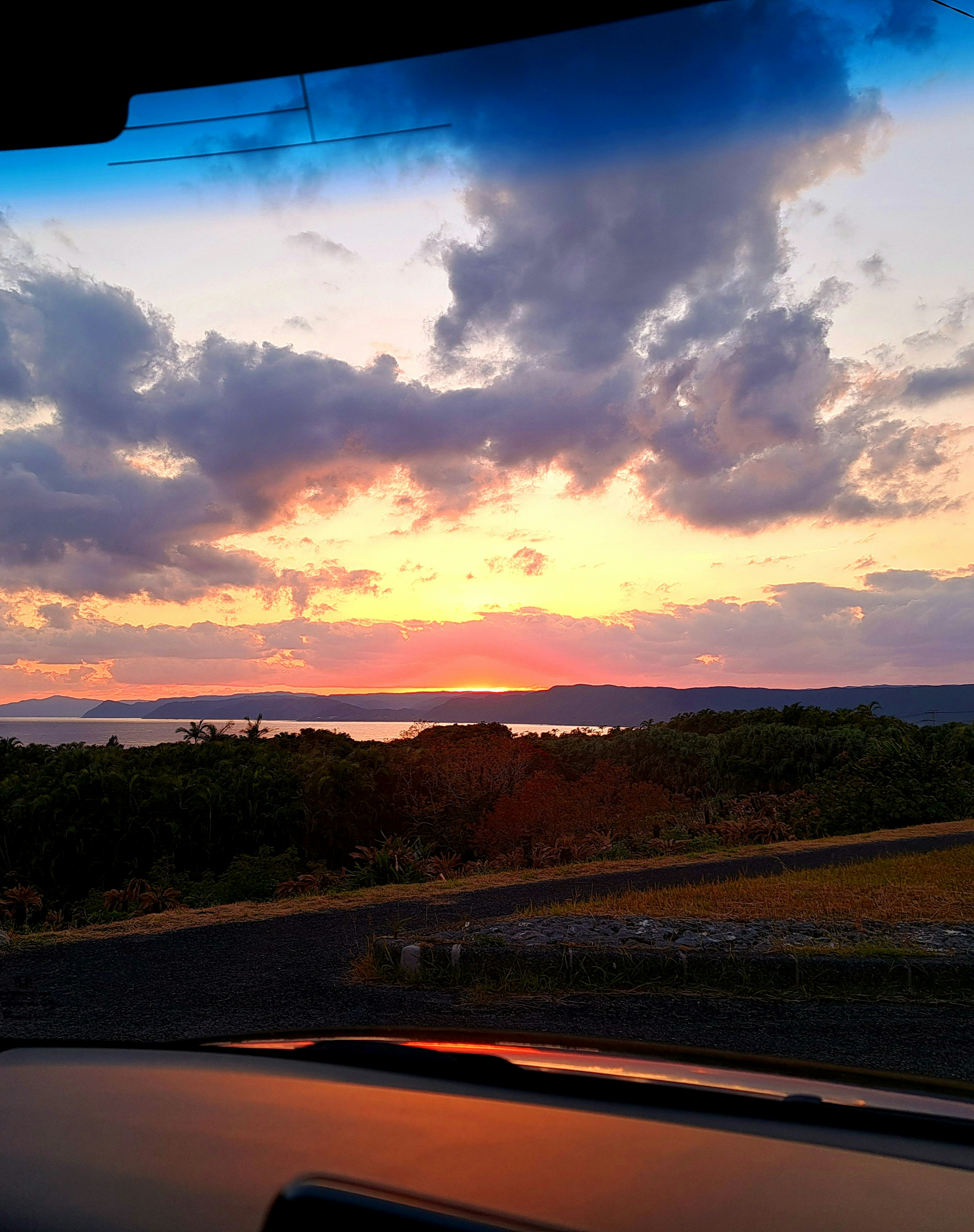 Bellissima vista del tramonto dall'interno di un'auto