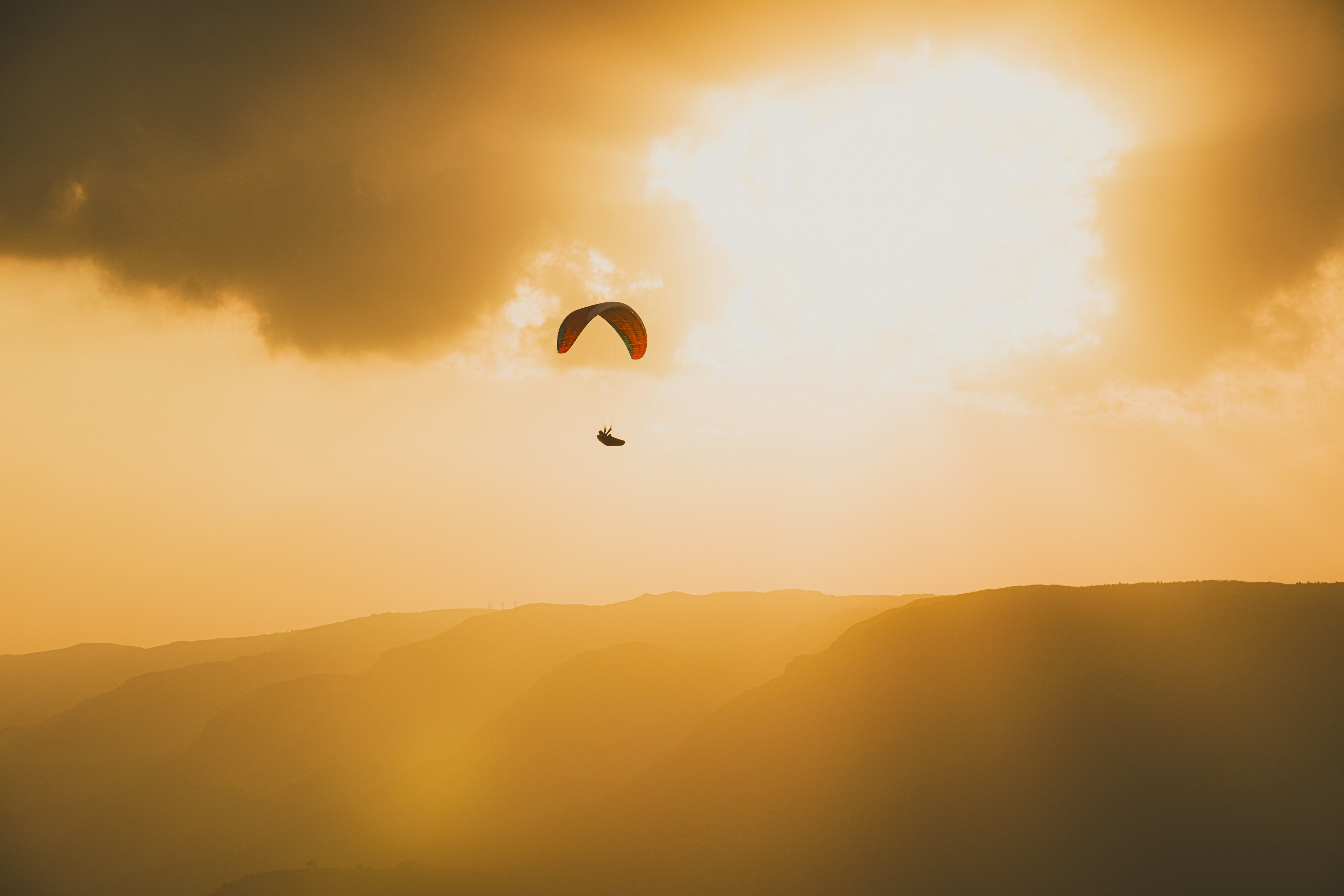 Parapente volando contra un fondo de atardecer