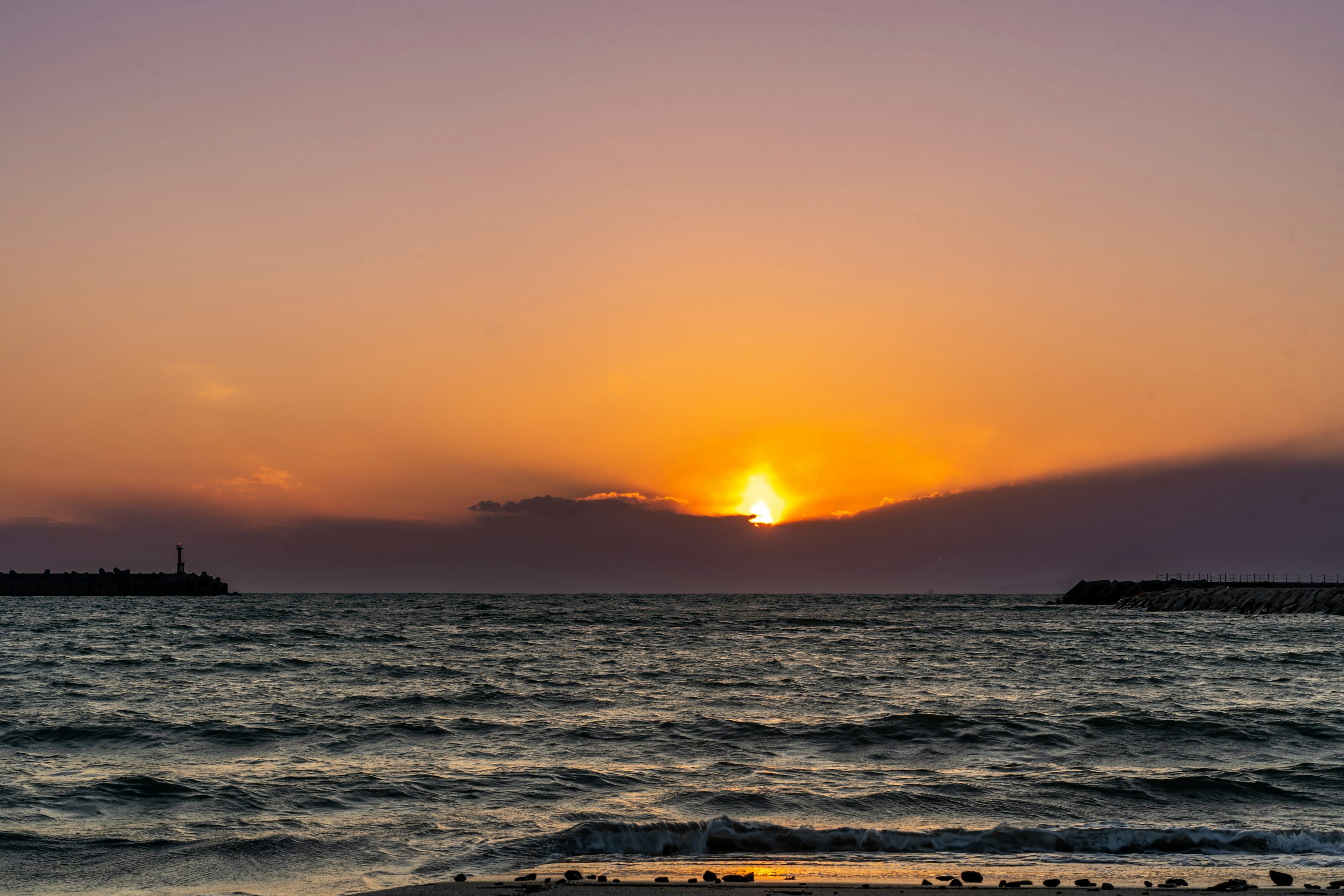 美しい夕日が海の上に沈む風景