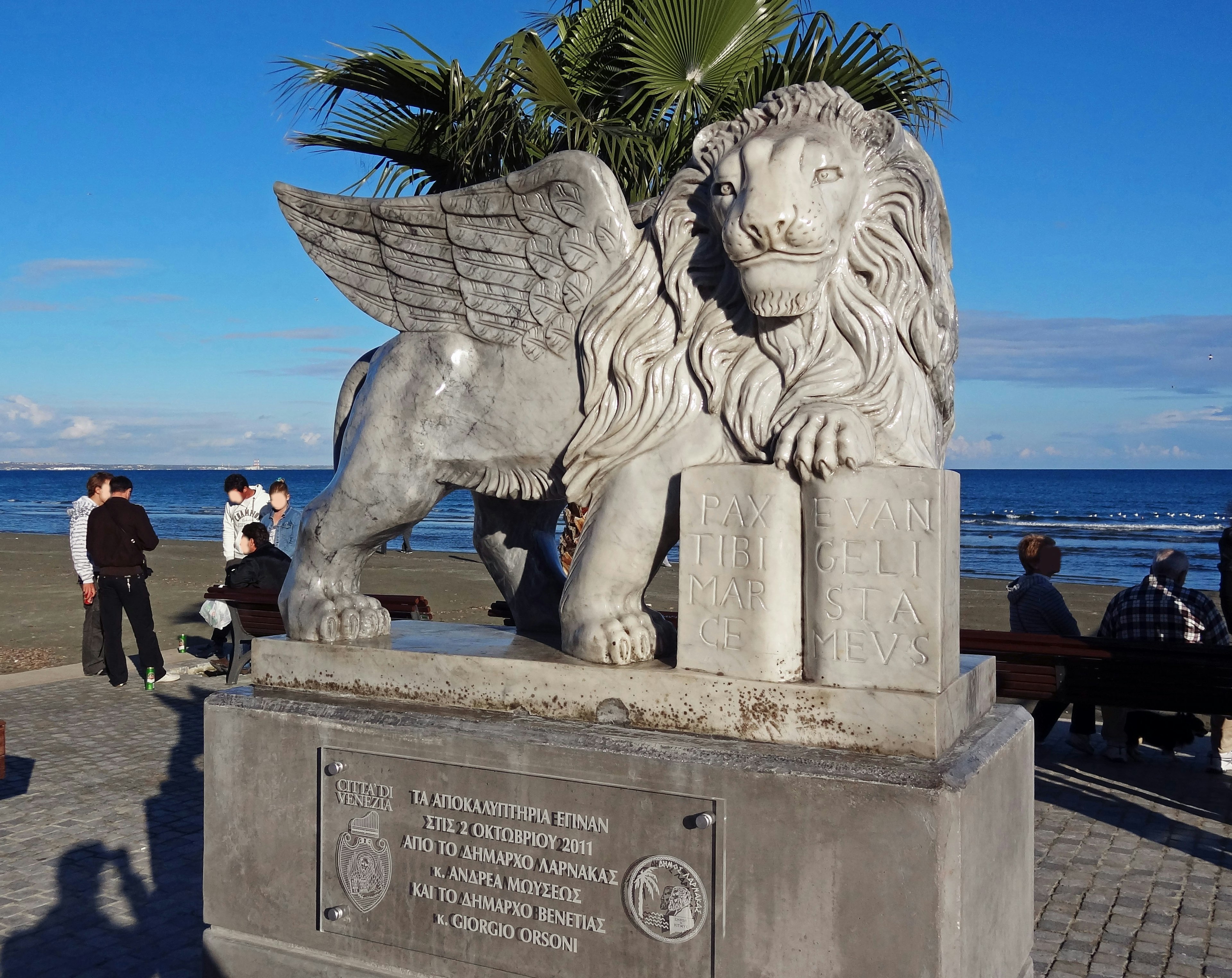 Eine auffällige Skulptur eines geflügelten Löwen am Meer