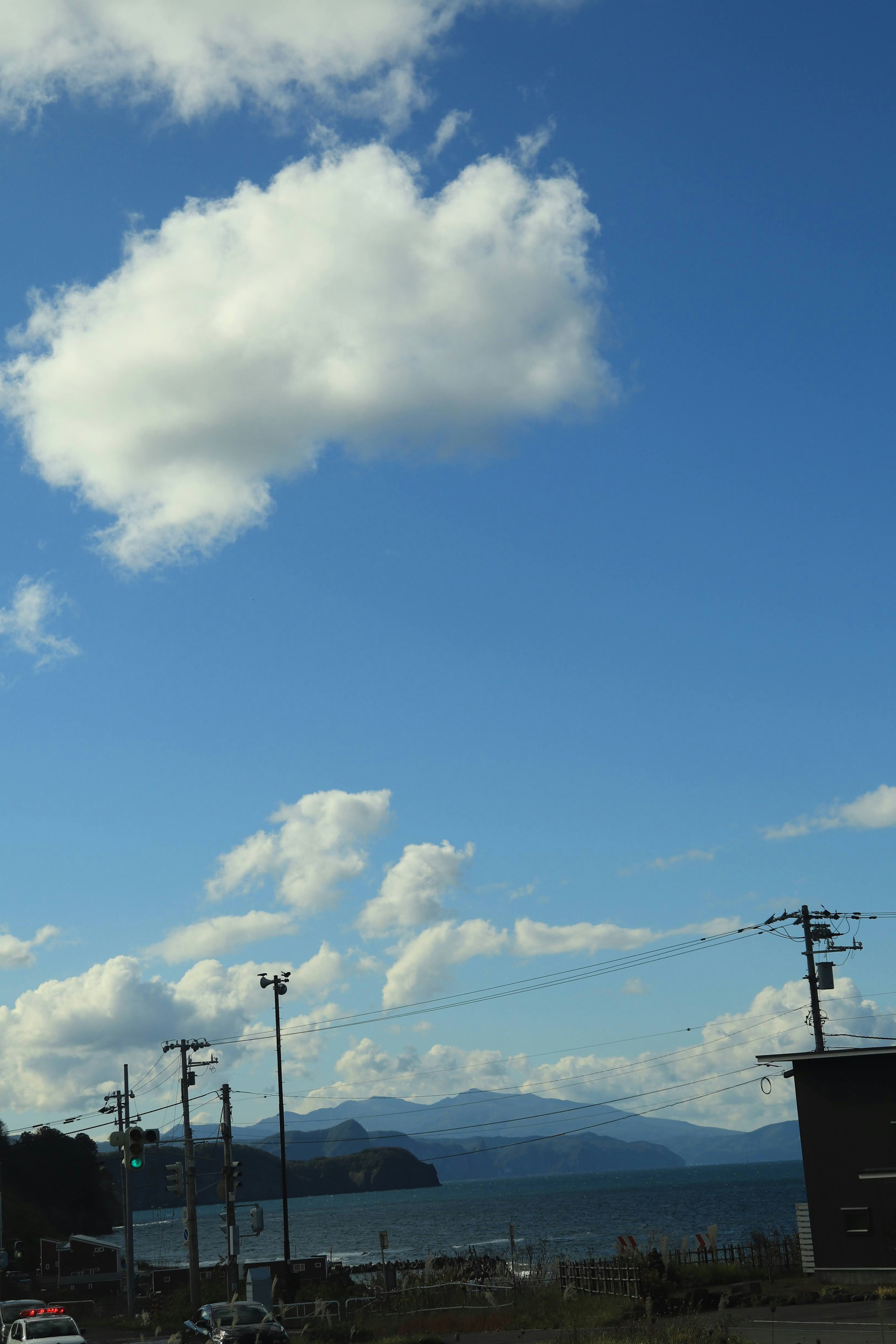 Vista escénica de nubes blancas en un cielo azul con montañas distantes