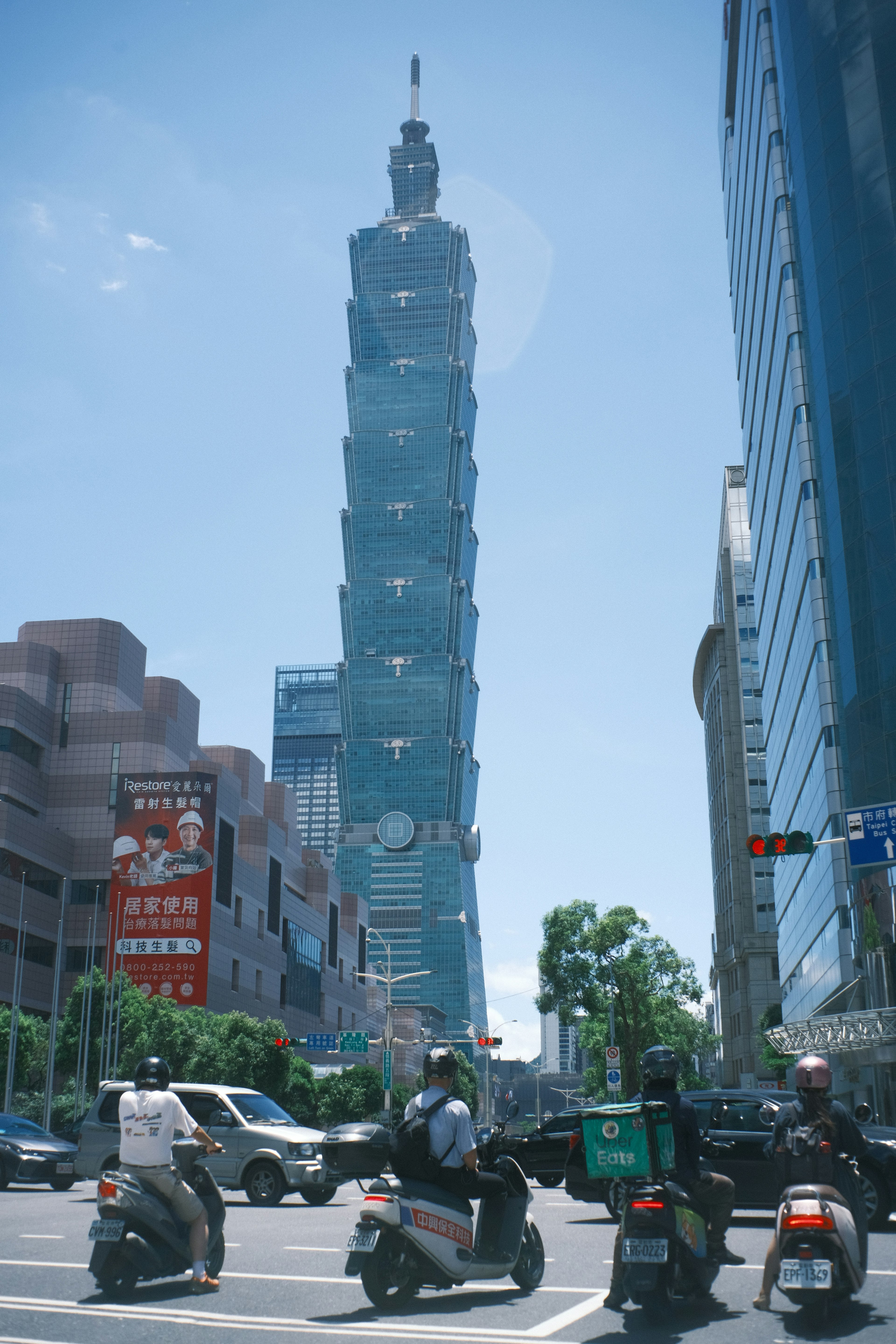 Stadtansicht mit dem Wolkenkratzer Taipei 101 unter einem klaren blauen Himmel