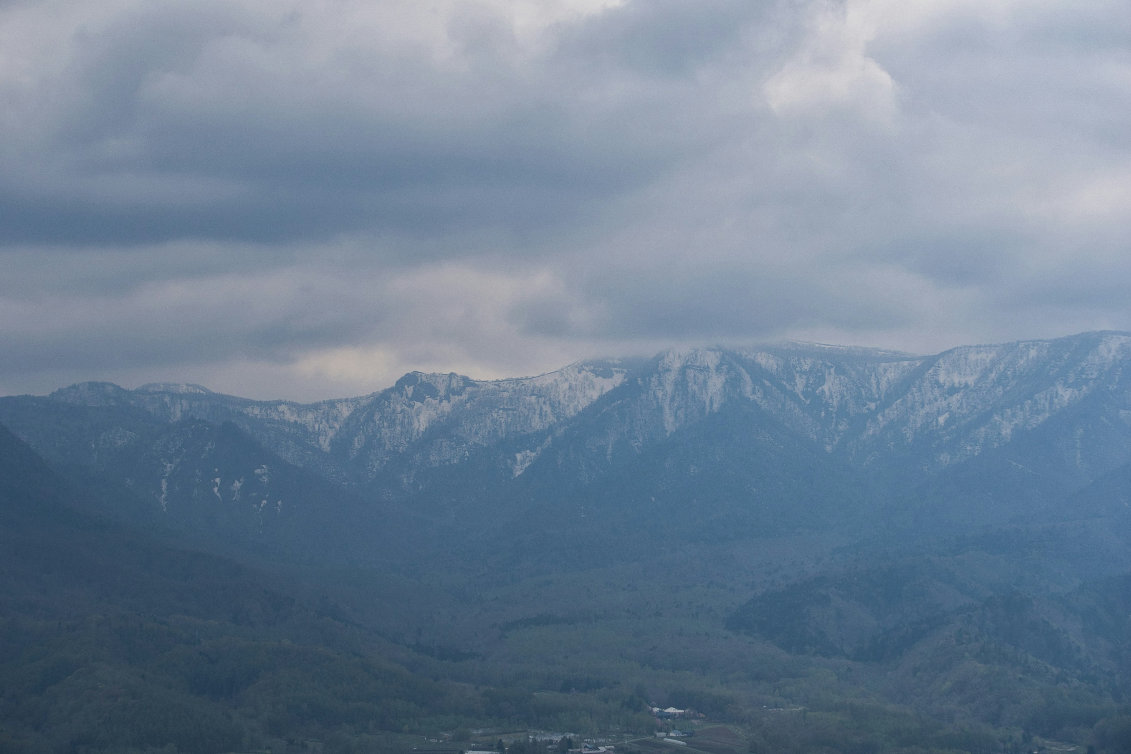 Schneebedeckte Berge unter einem bewölkten Himmel