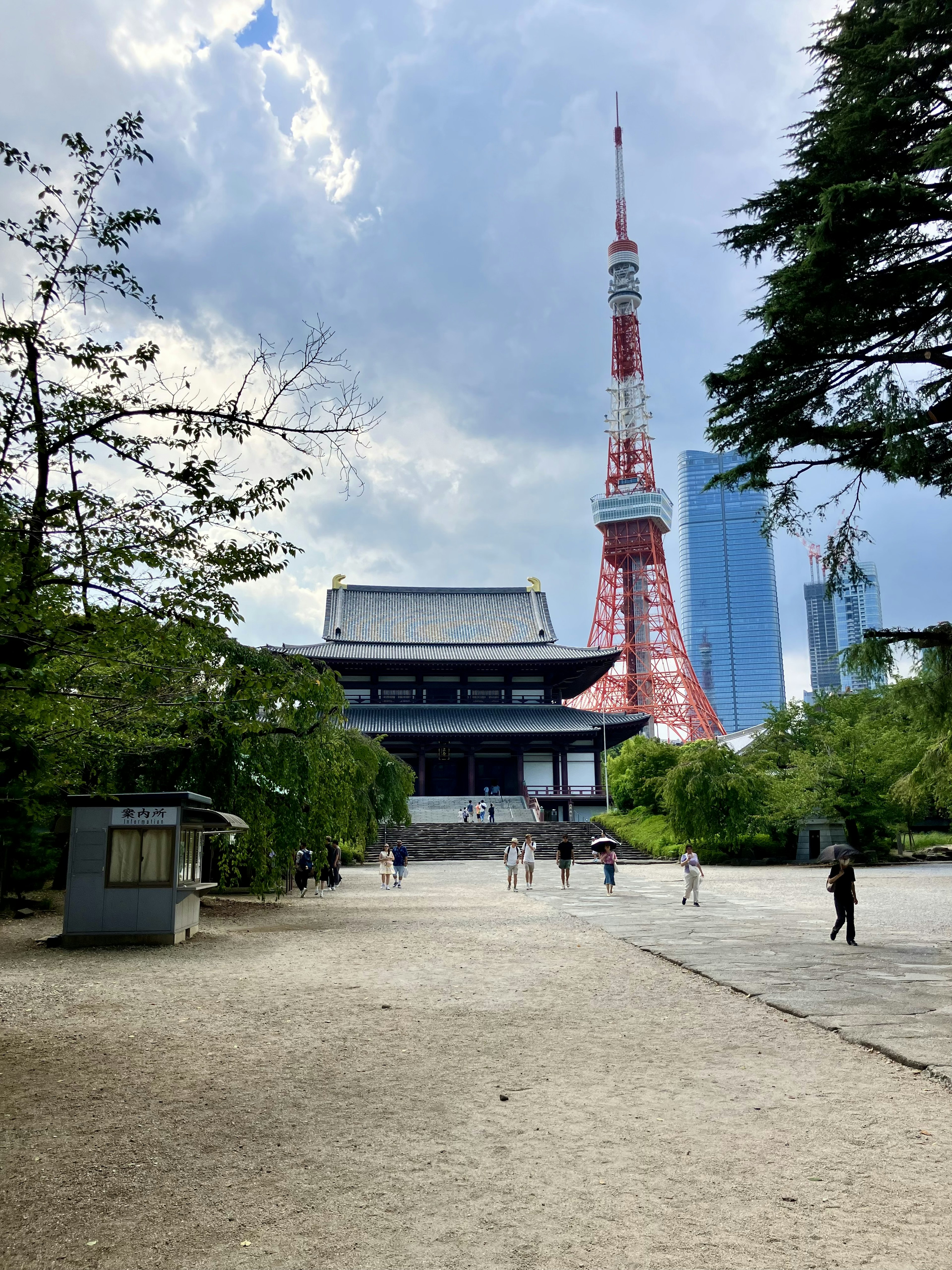 Escena de parque con la Torre de Tokio y un edificio tradicional