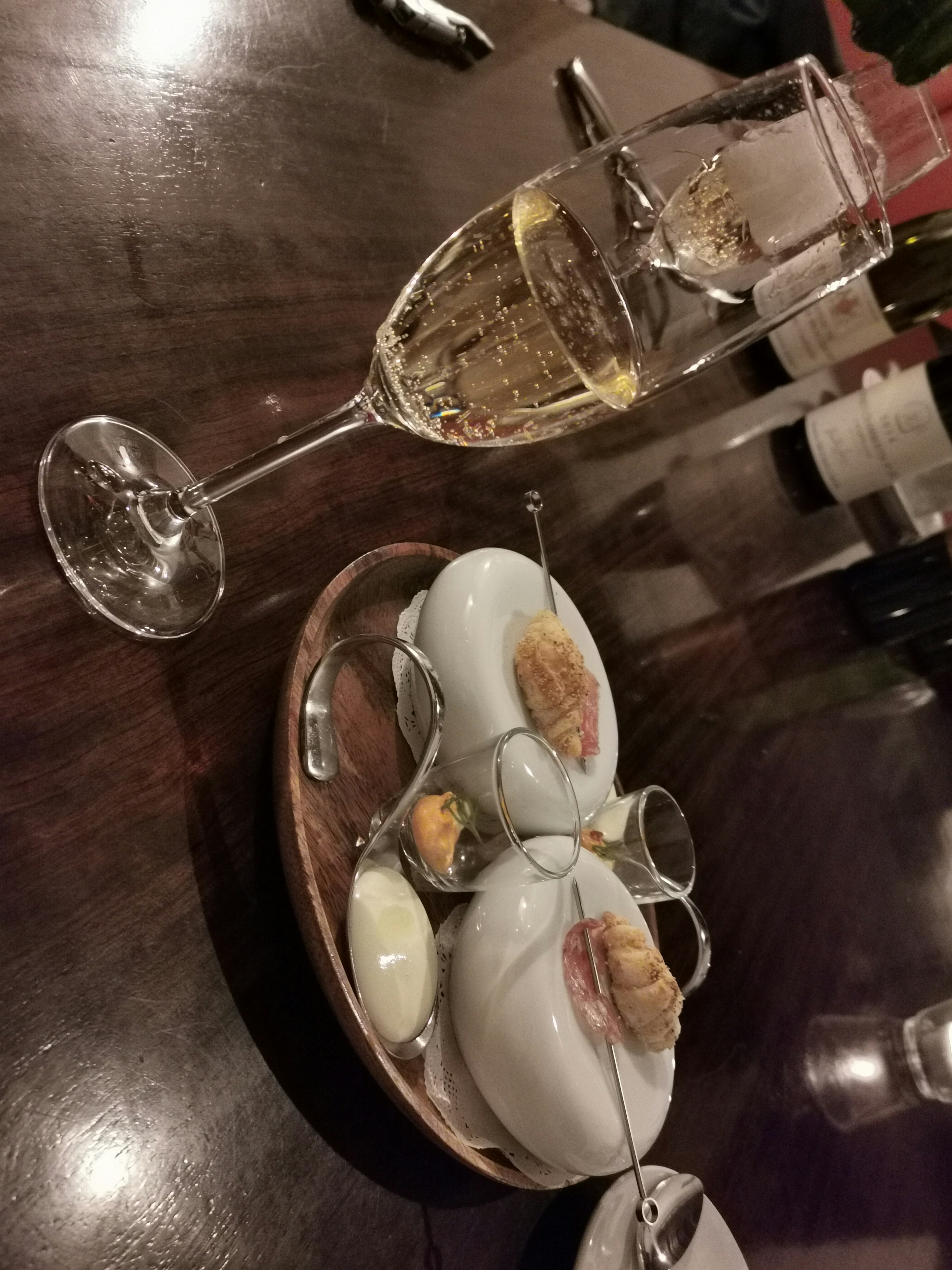 Ein Tisch mit Champagner und einem Dessertteller