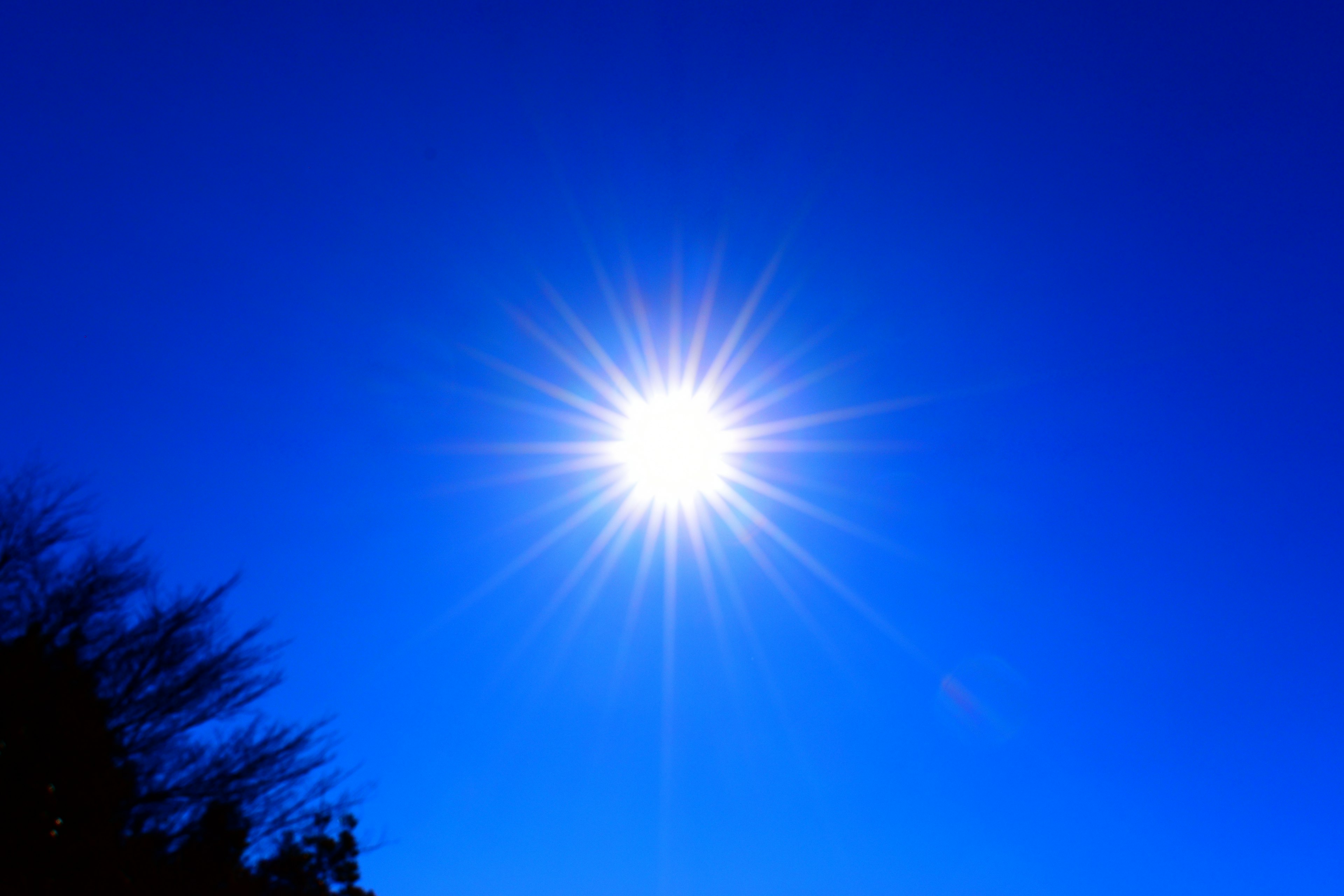 Helle Sonne, die in einem klaren blauen Himmel scheint