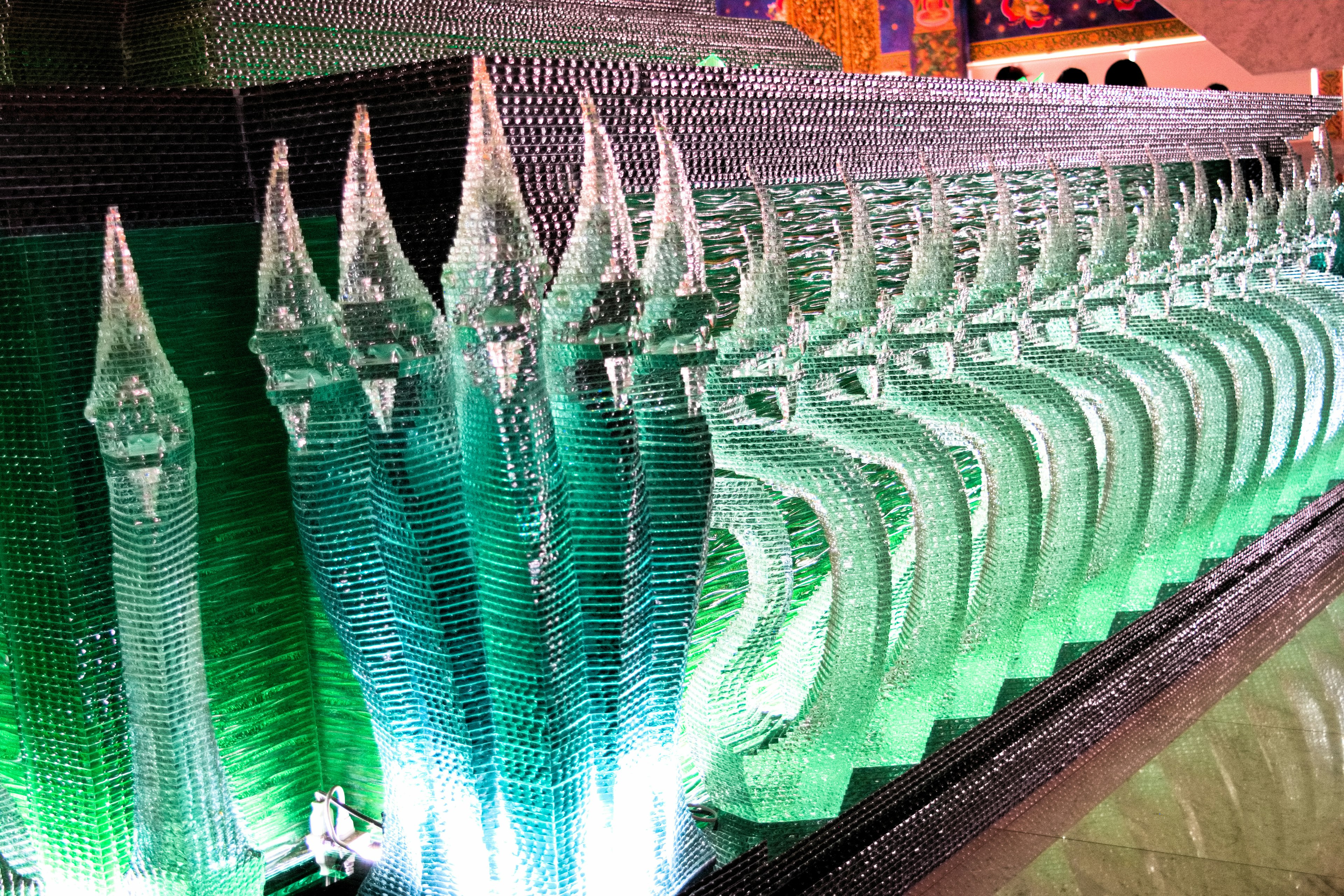 Rangée décorative de sculptures de glace sous un éclairage vert