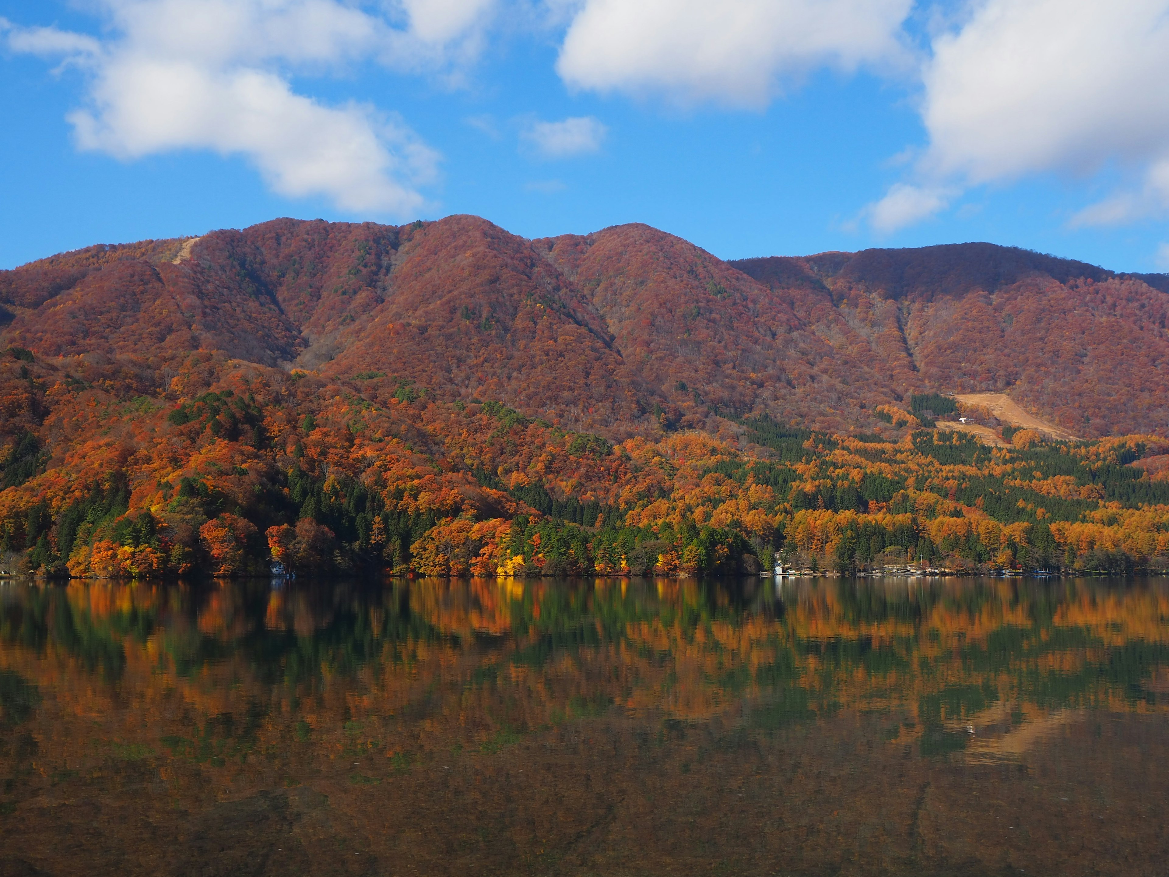 ทิวทัศน์ที่สวยงามของภูเขาและทะเลสาบในสีฤดูใบไม้ร่วง