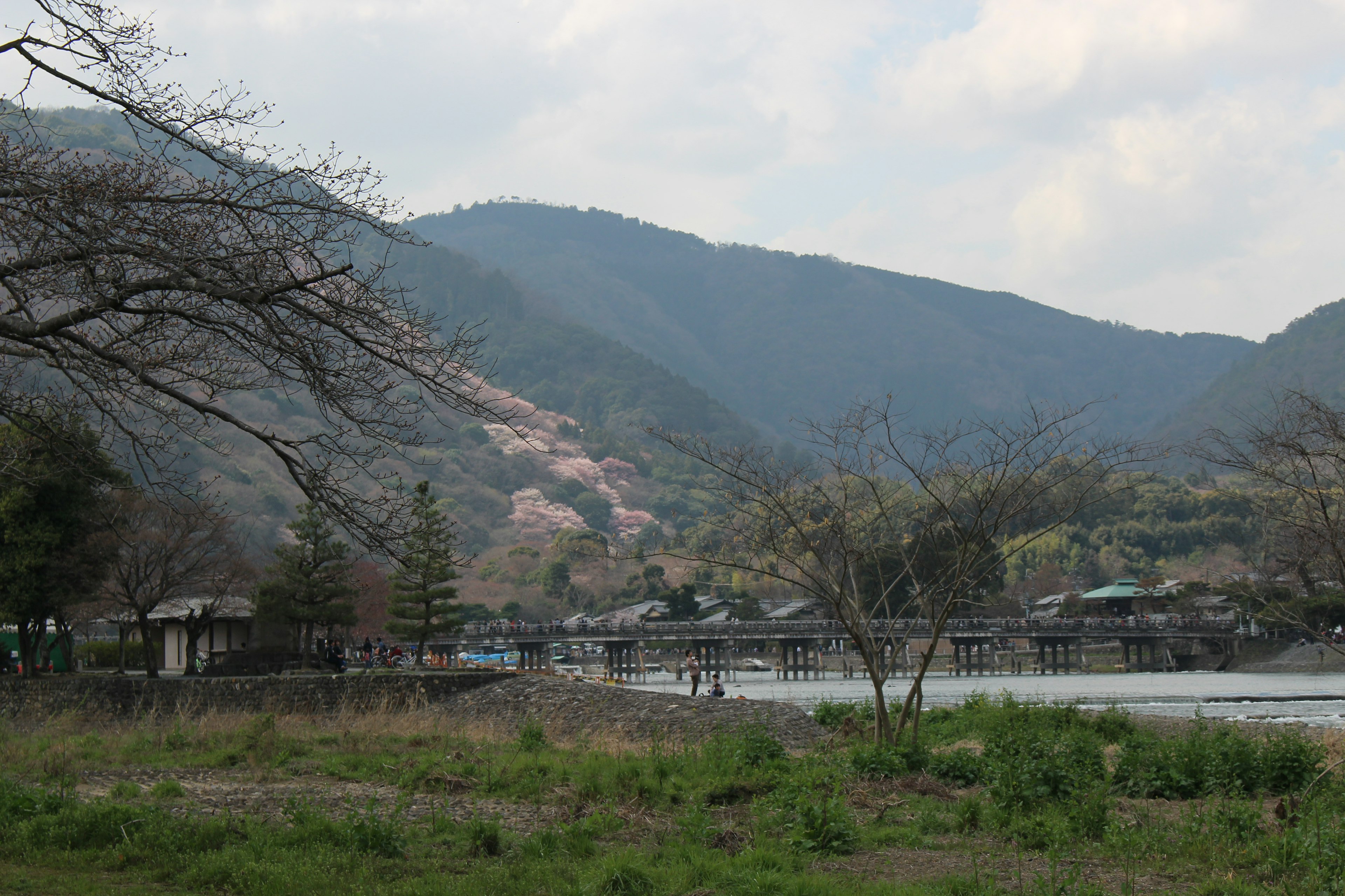 Pemandangan pegunungan dan sungai dengan rumah-rumah yang tersebar